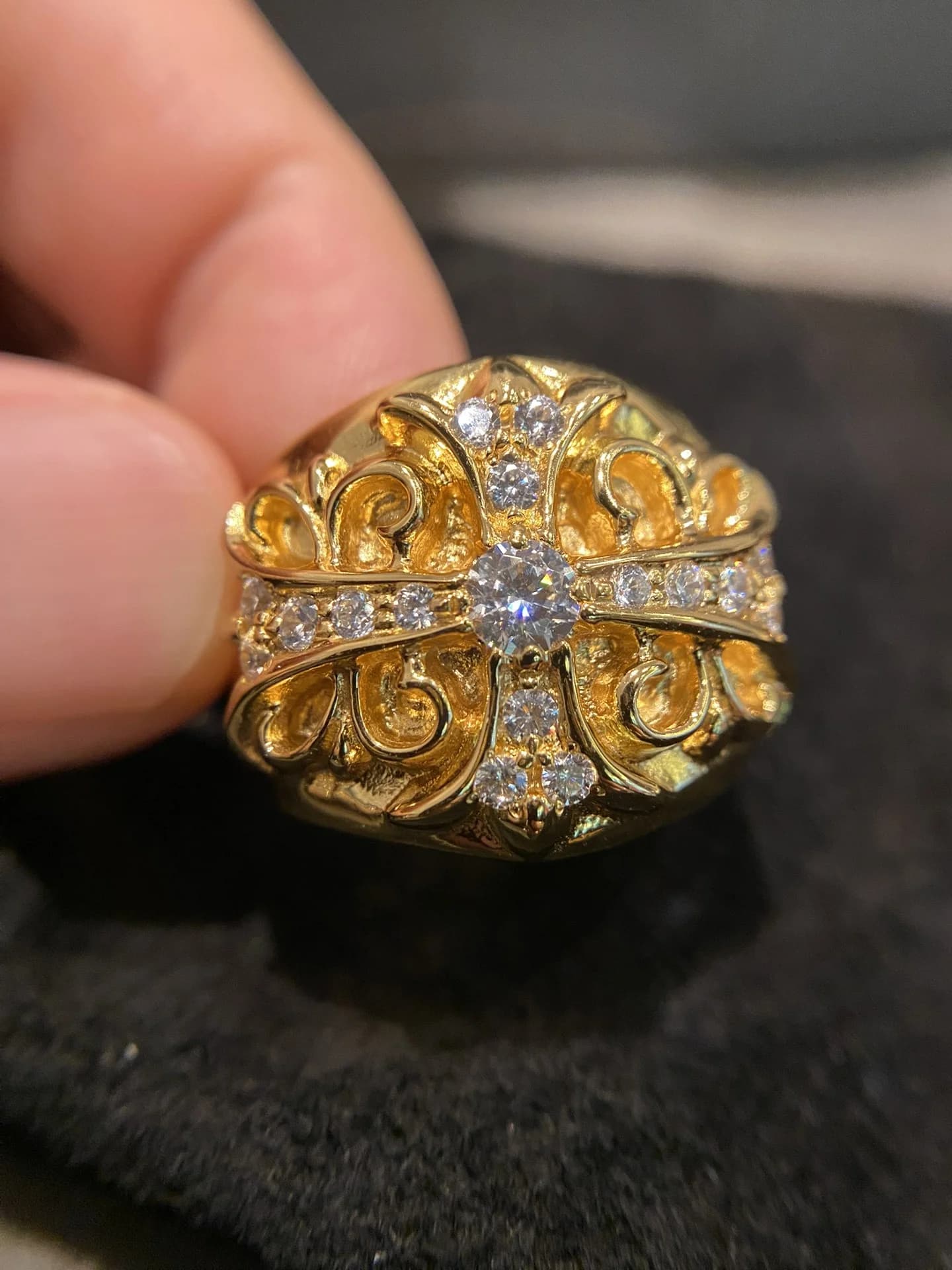 Золотое кольцо Chrome Hearts Keeper с бриллиантами в руке