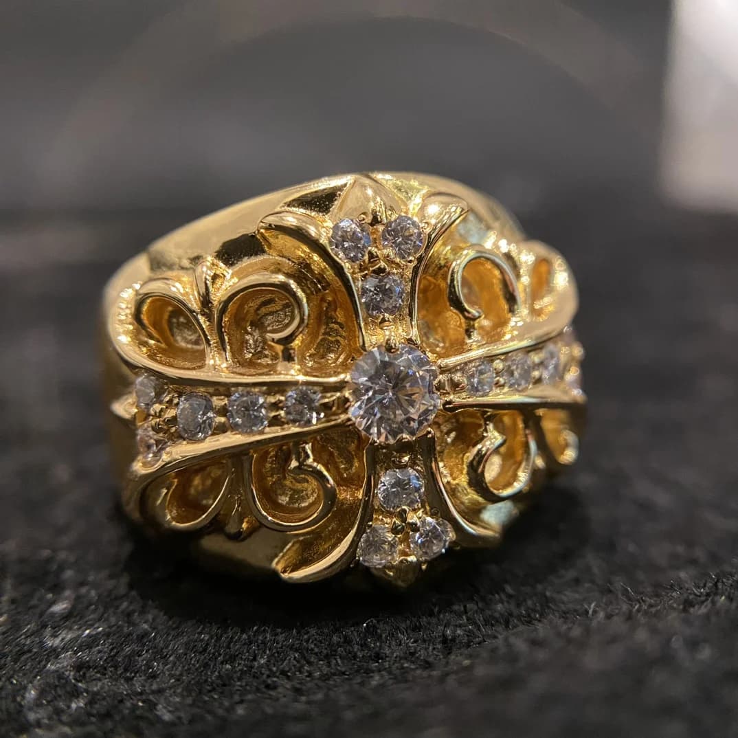Крупный план крестового мотива с бриллиантами на кольце Chrome Hearts Keeper