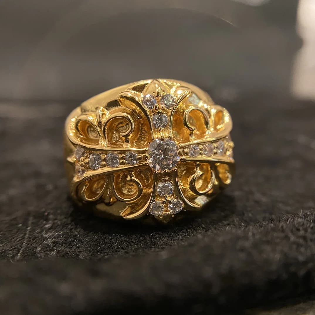 Фронтальный вид золотого кольца Chrome Hearts Keeper с бриллиантами на чёрном фоне