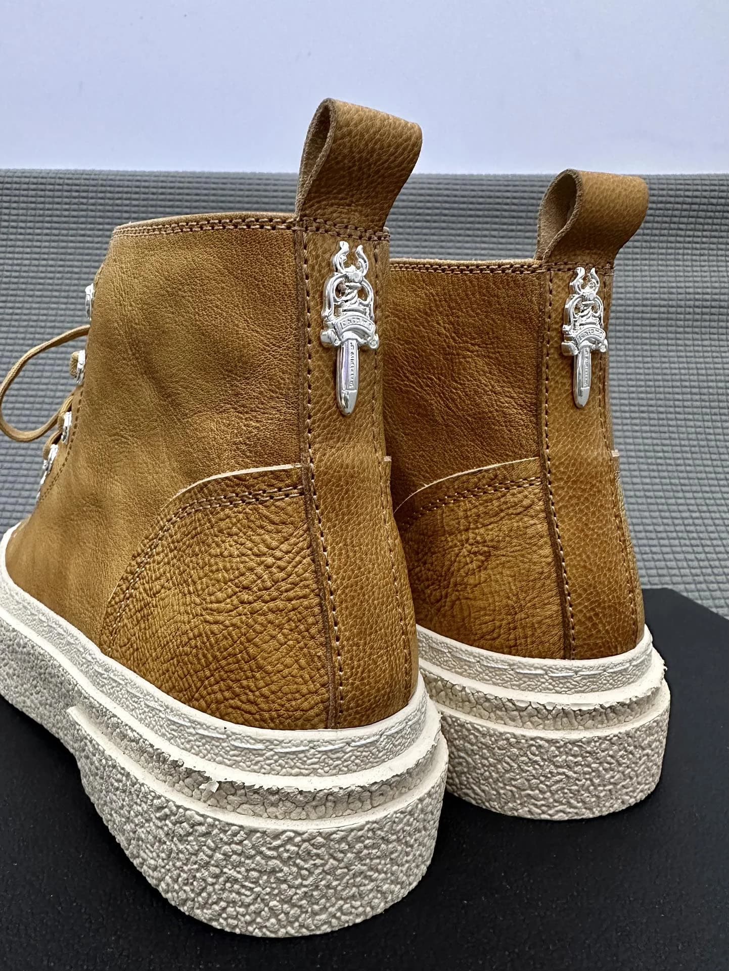 Высокие кожаные кеды Chrome Hearts горчично-желтого цвета, вид сзади с серебряными подвесками-кинжалами
