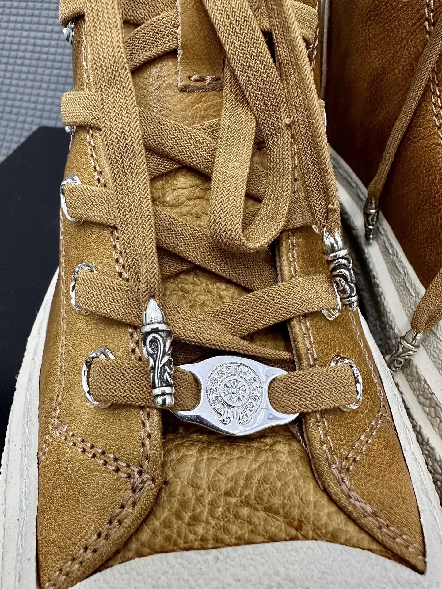 Деталь шнуровки высоких кед Chrome Hearts с серебряной фурнитурой