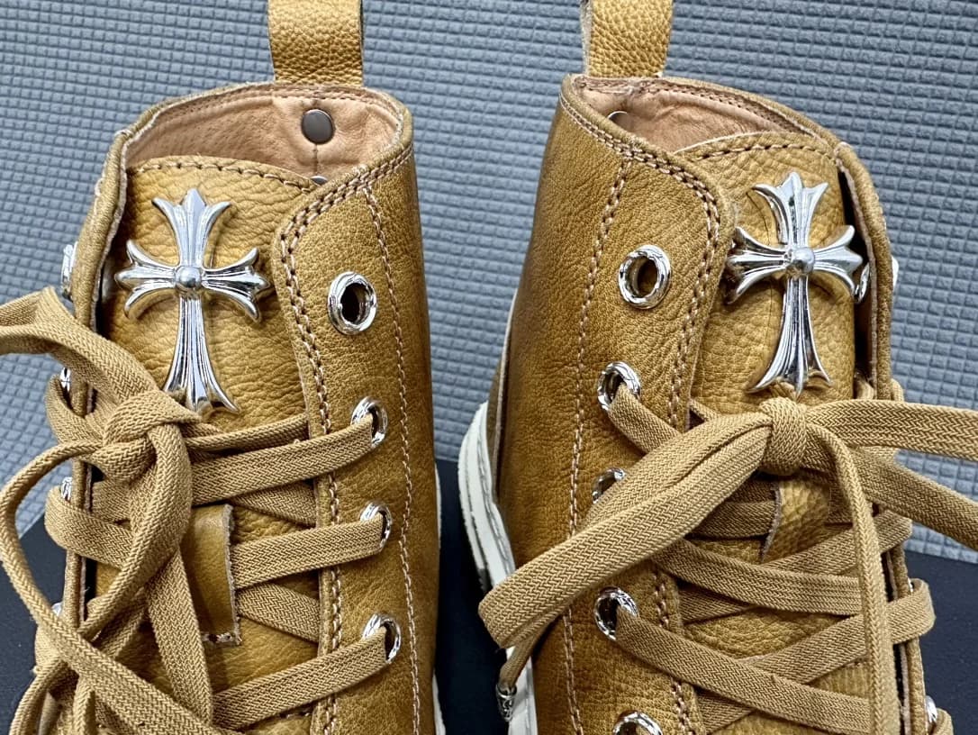 Деталь язычка высоких кед Chrome Hearts с серебряным крестом