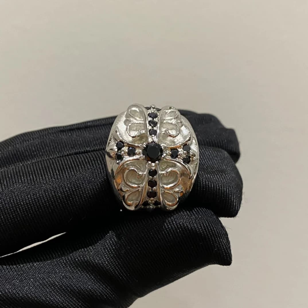 Фронтальный вид кольца Chrome Hearts Keeper с крестом и камнями