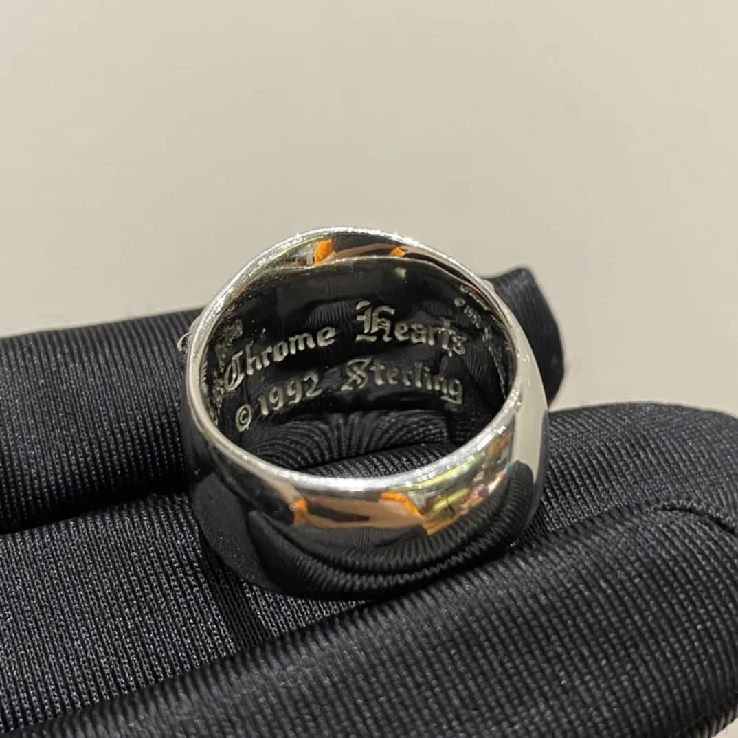 Гравировка Chrome Hearts 1992 Sterling на внутренней стороне кольца