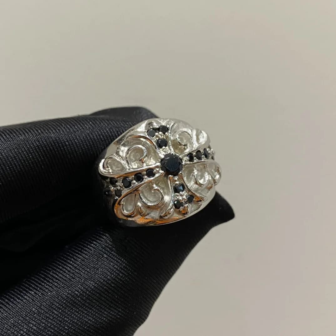 Кольцо Chrome Hearts Keeper с черными камнями, вид в три четверти