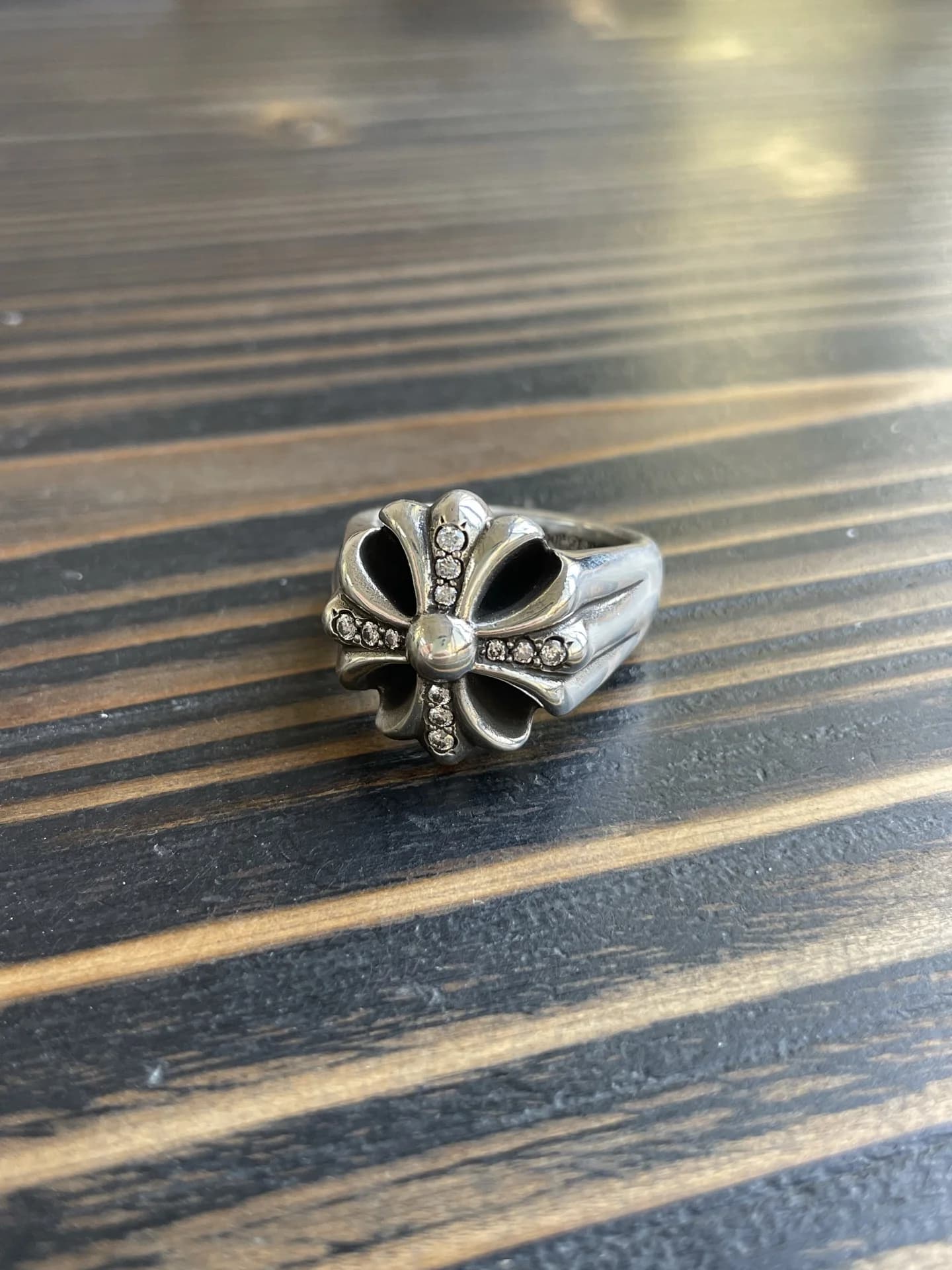 Массивное серебряное кольцо Chrome Hearts с объемным крестом, инкрустированным муассанитами