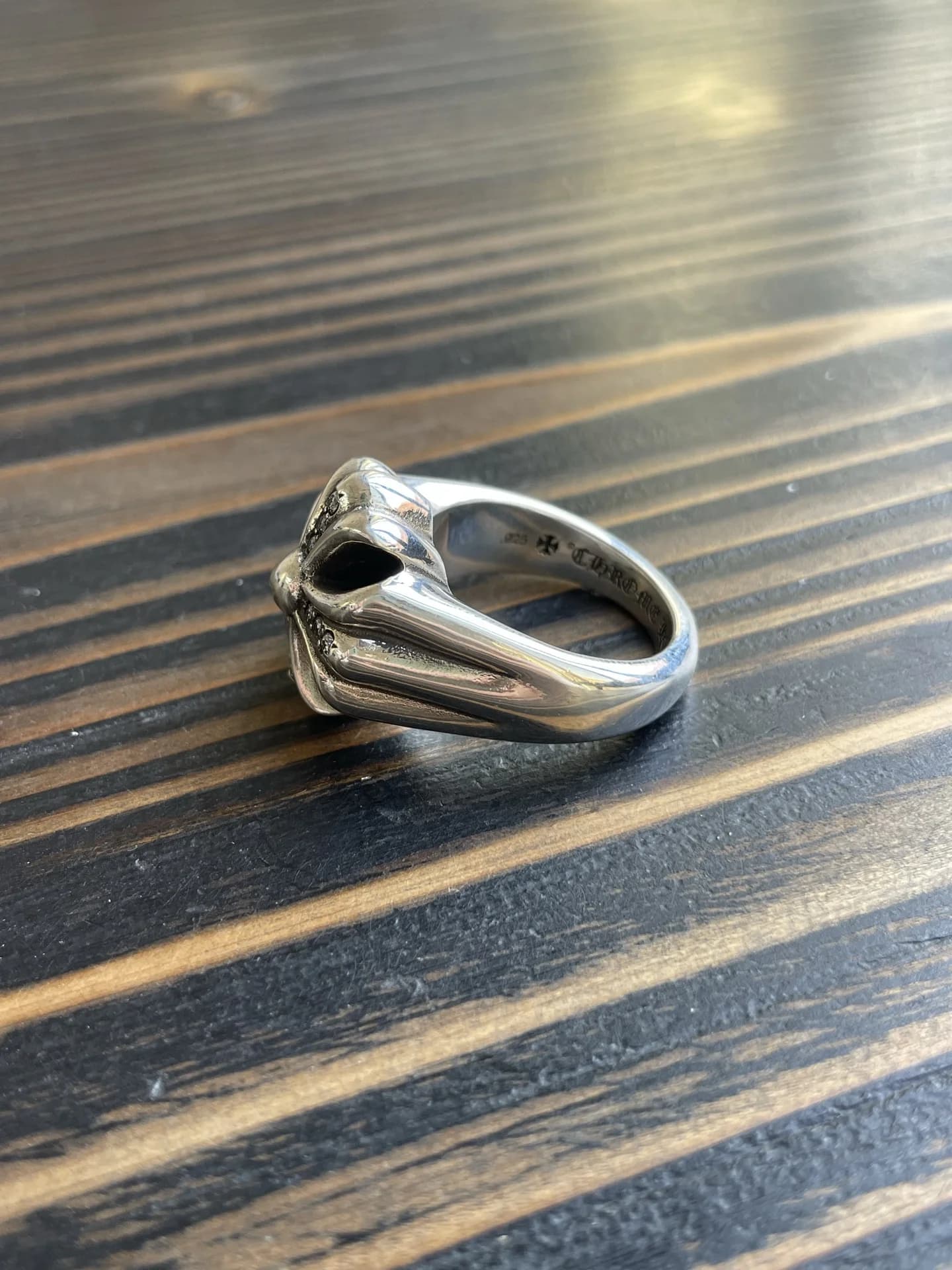 Боковой вид серебряного кольца Chrome Hearts