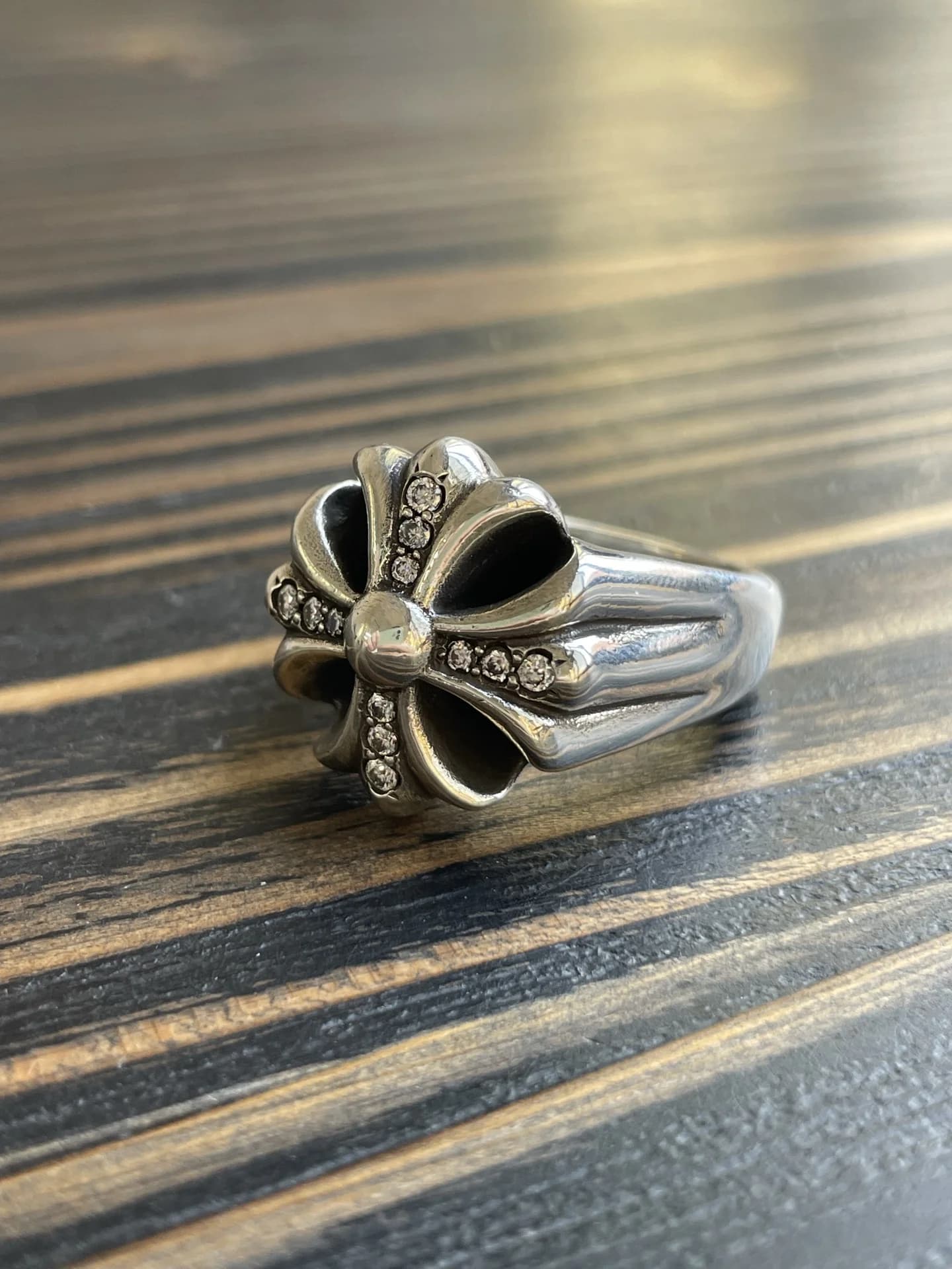 Серебряное кольцо Chrome Hearts с инкрустацией камнями в ракурсе три четверти