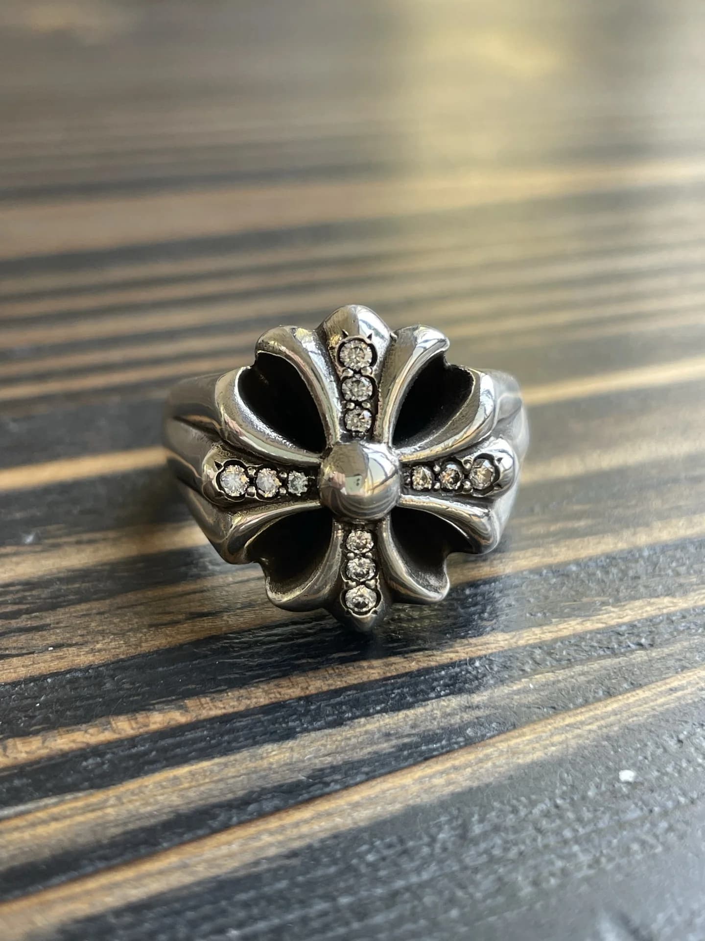 Фронтальный вид кольца Chrome Hearts с крестообразным узором и муассанитами