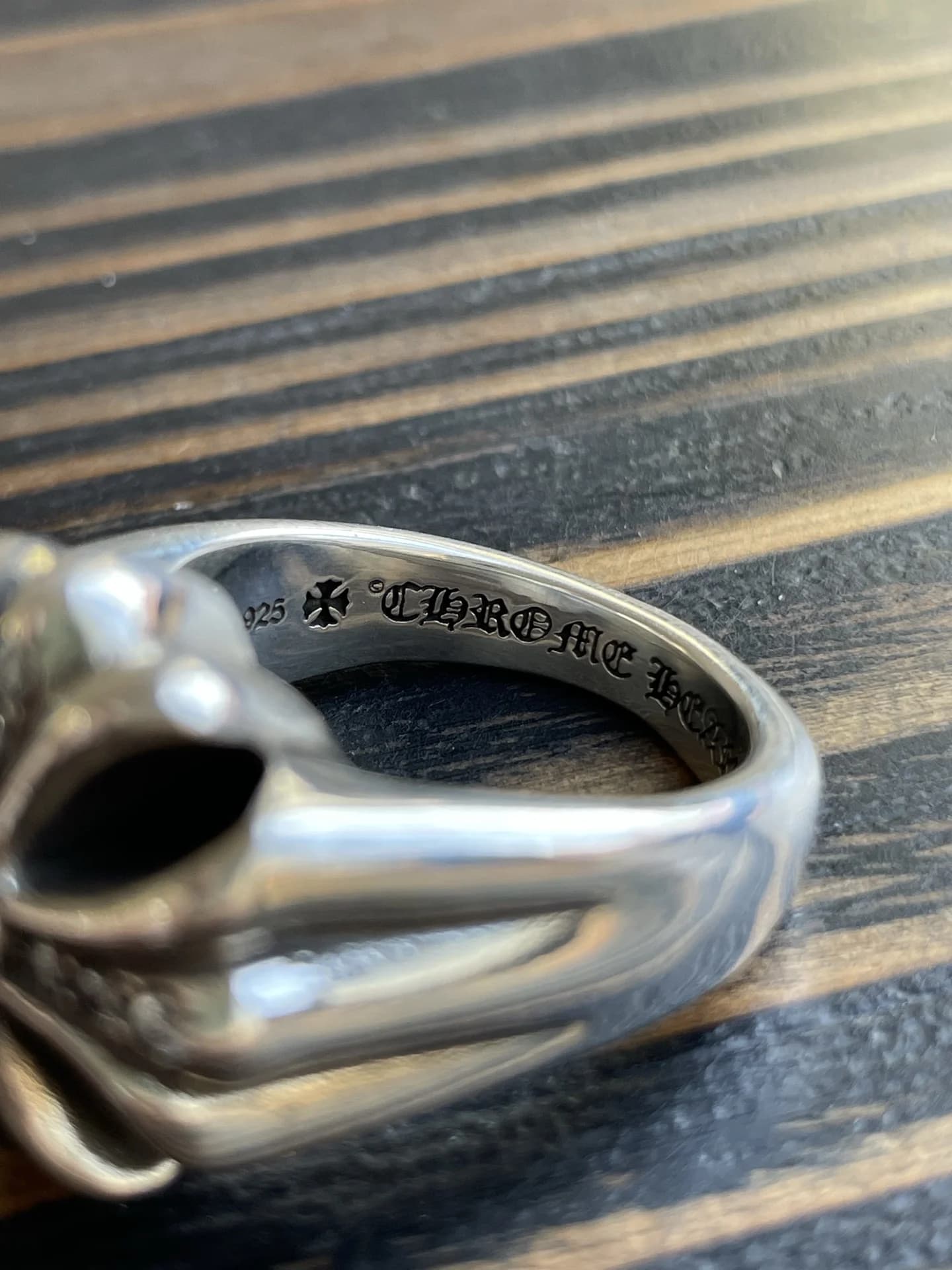Гравировка пробы 925 и фирменного логотипа на внутренней стороне кольца Chrome Hearts