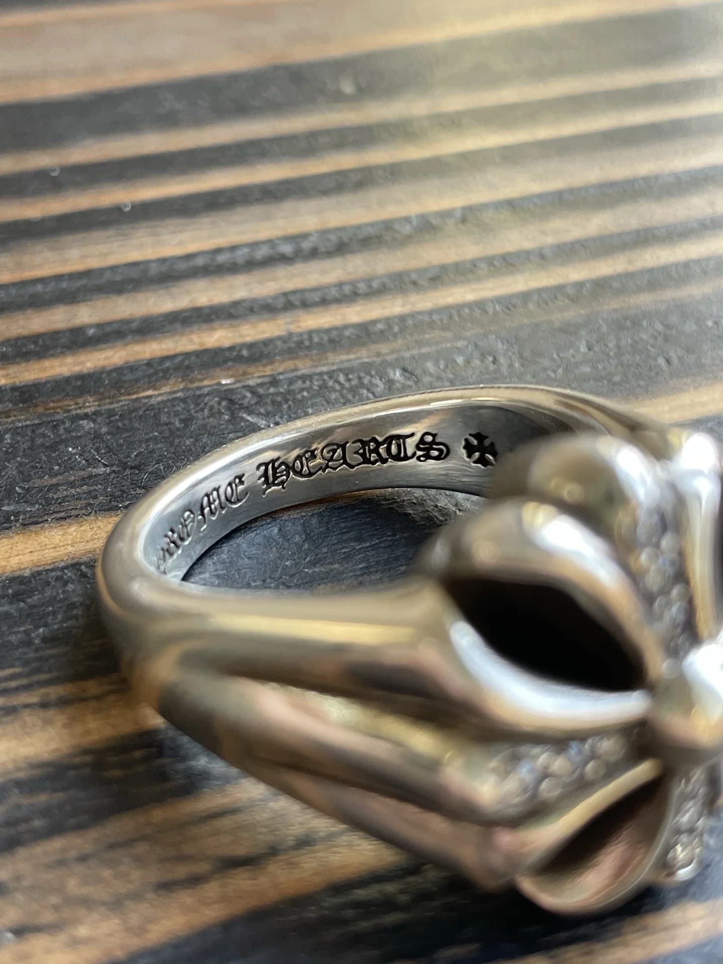 Внутренняя гравировка названия бренда Chrome Hearts на кольце