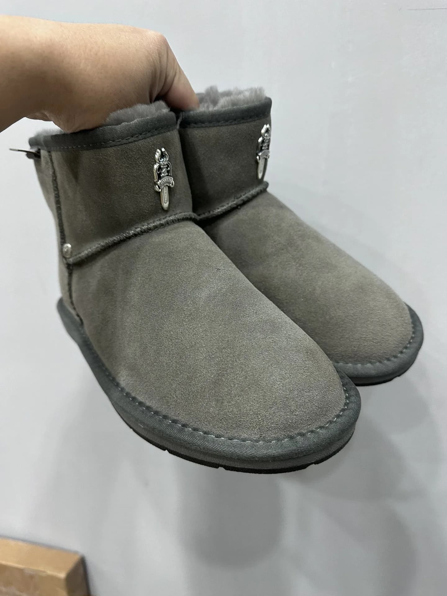 Серые замшевые сапоги Chrome Hearts x UGG с мехом