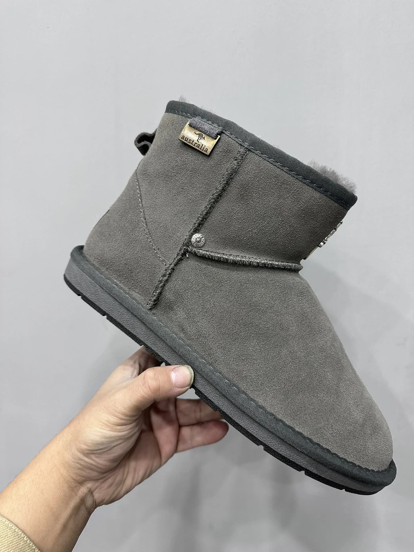 Вид сбоку на серые угги Chrome Hearts x UGG