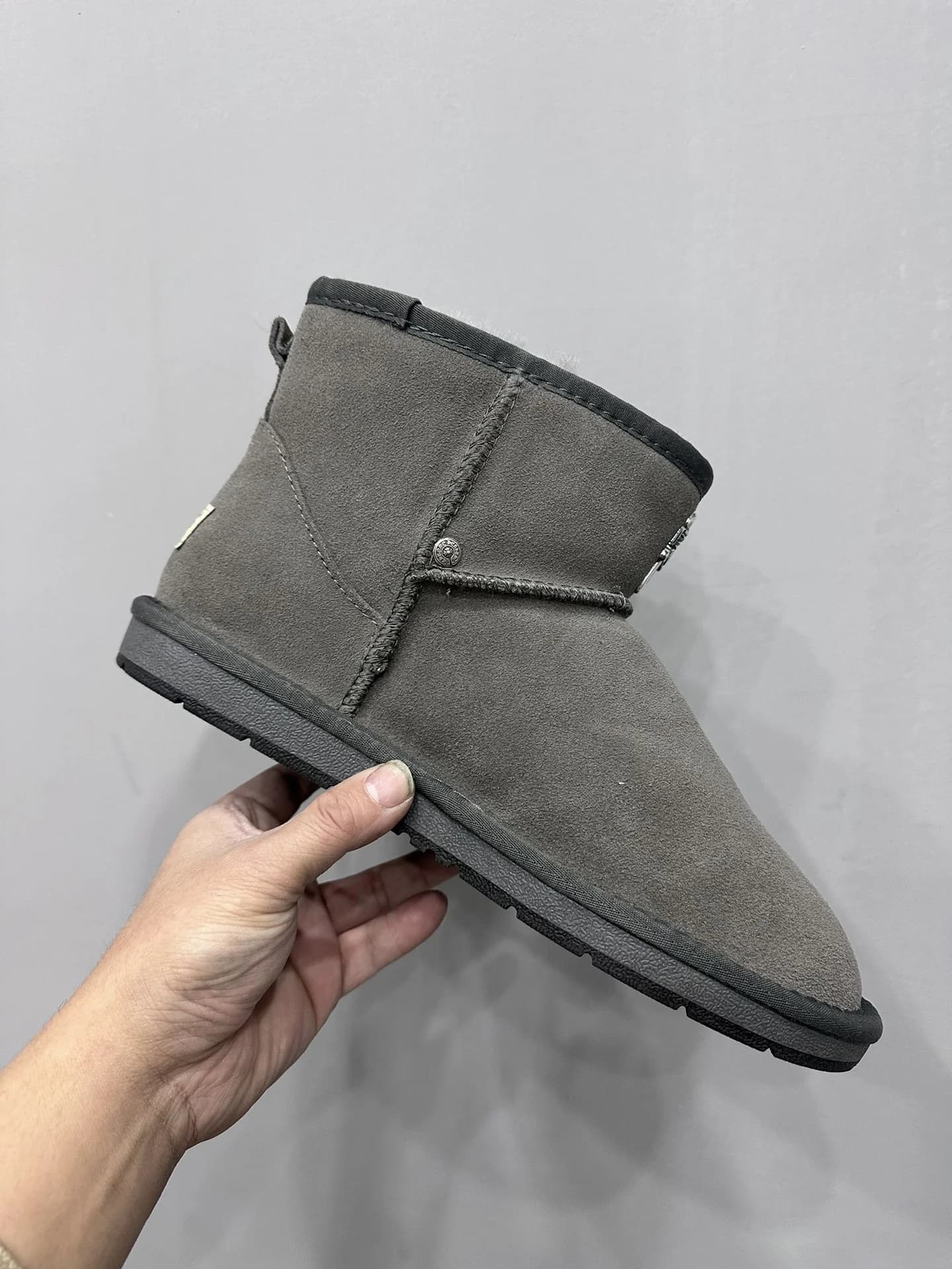 Серые сапоги Chrome Hearts x UGG из замши и овчины