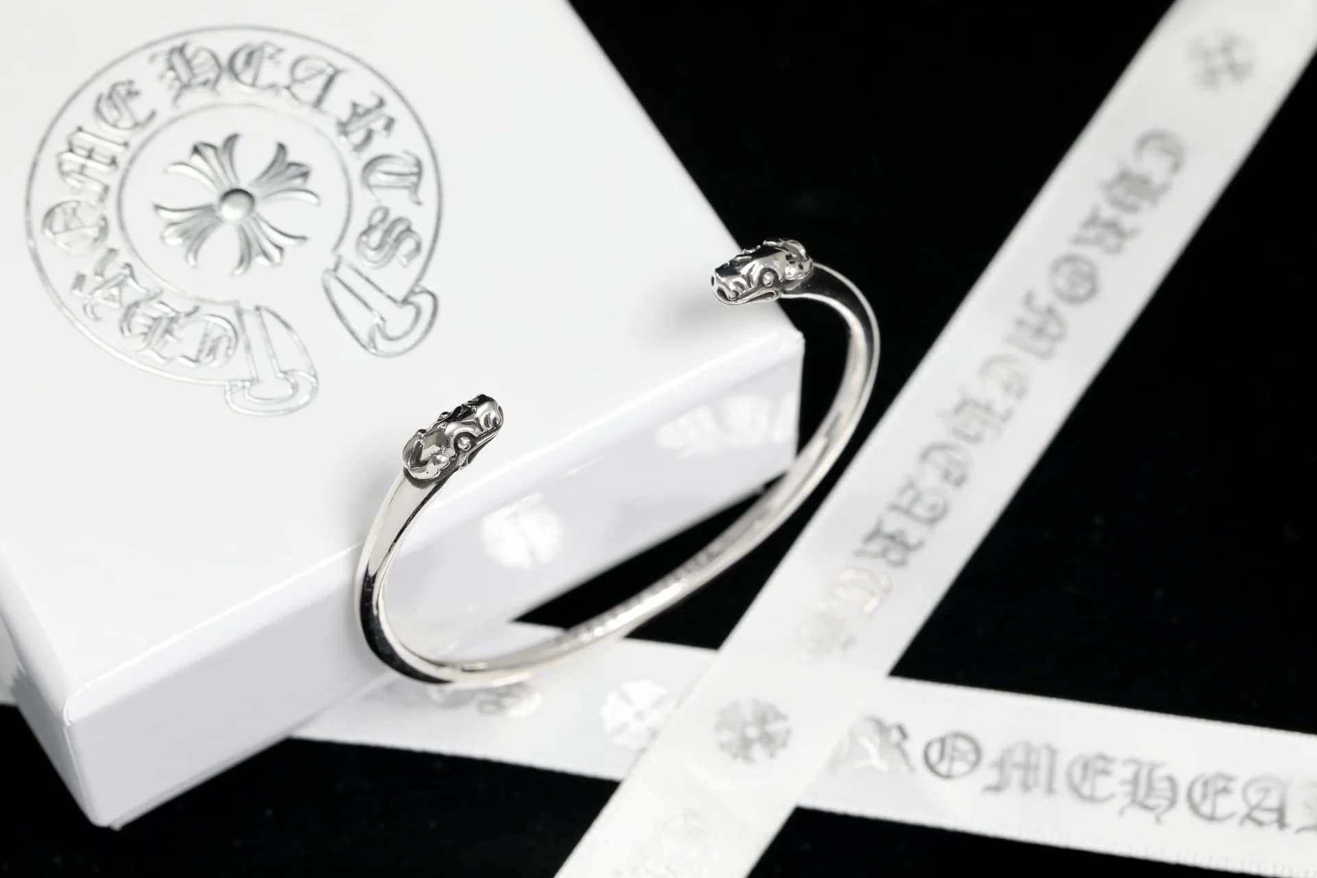 Серебряный открытый браслет-кафф Chrome Hearts с головами драконов на фирменной коробке