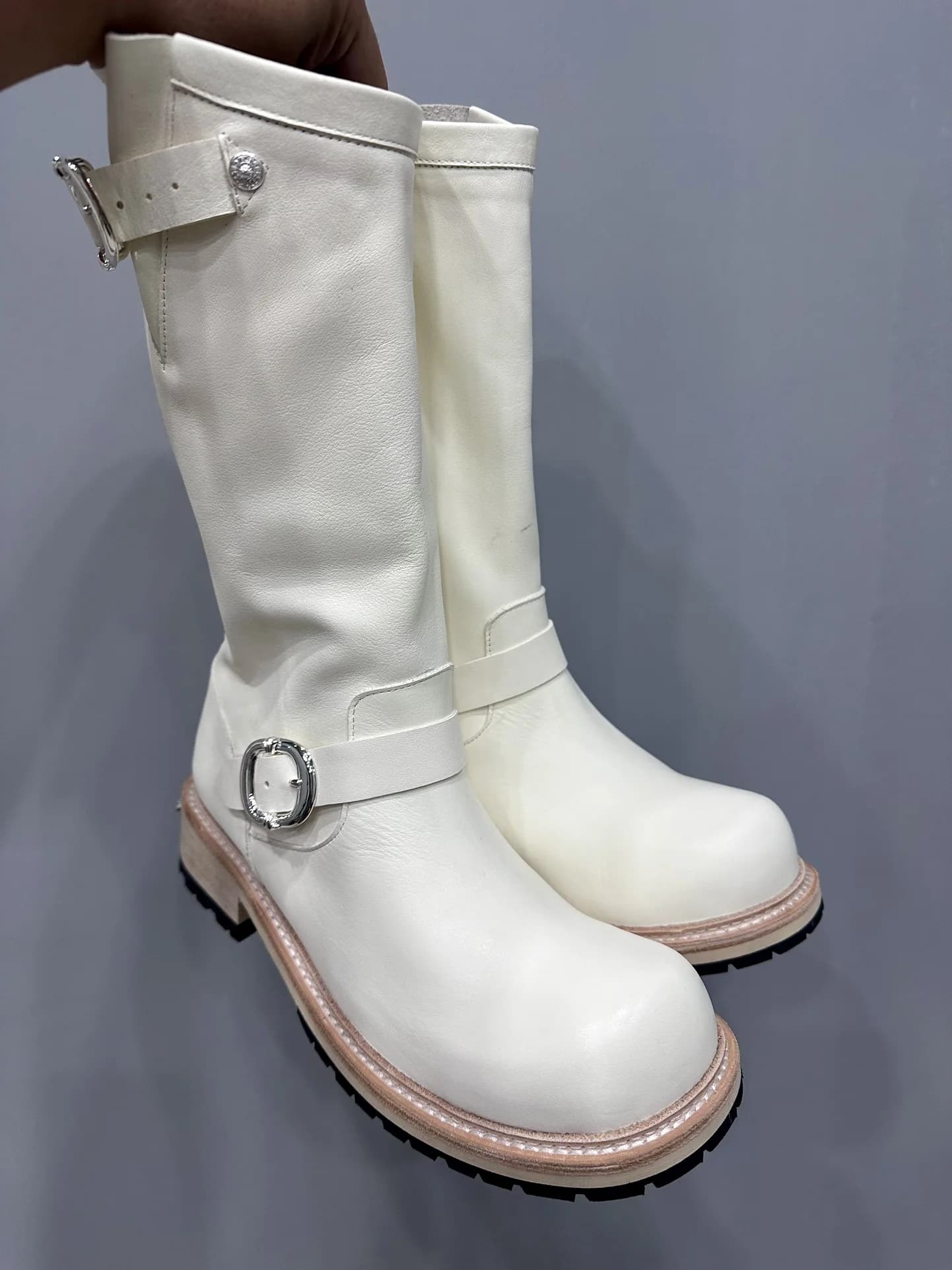 Белые кожаные сапоги Chrome Hearts x Wesco сбоку