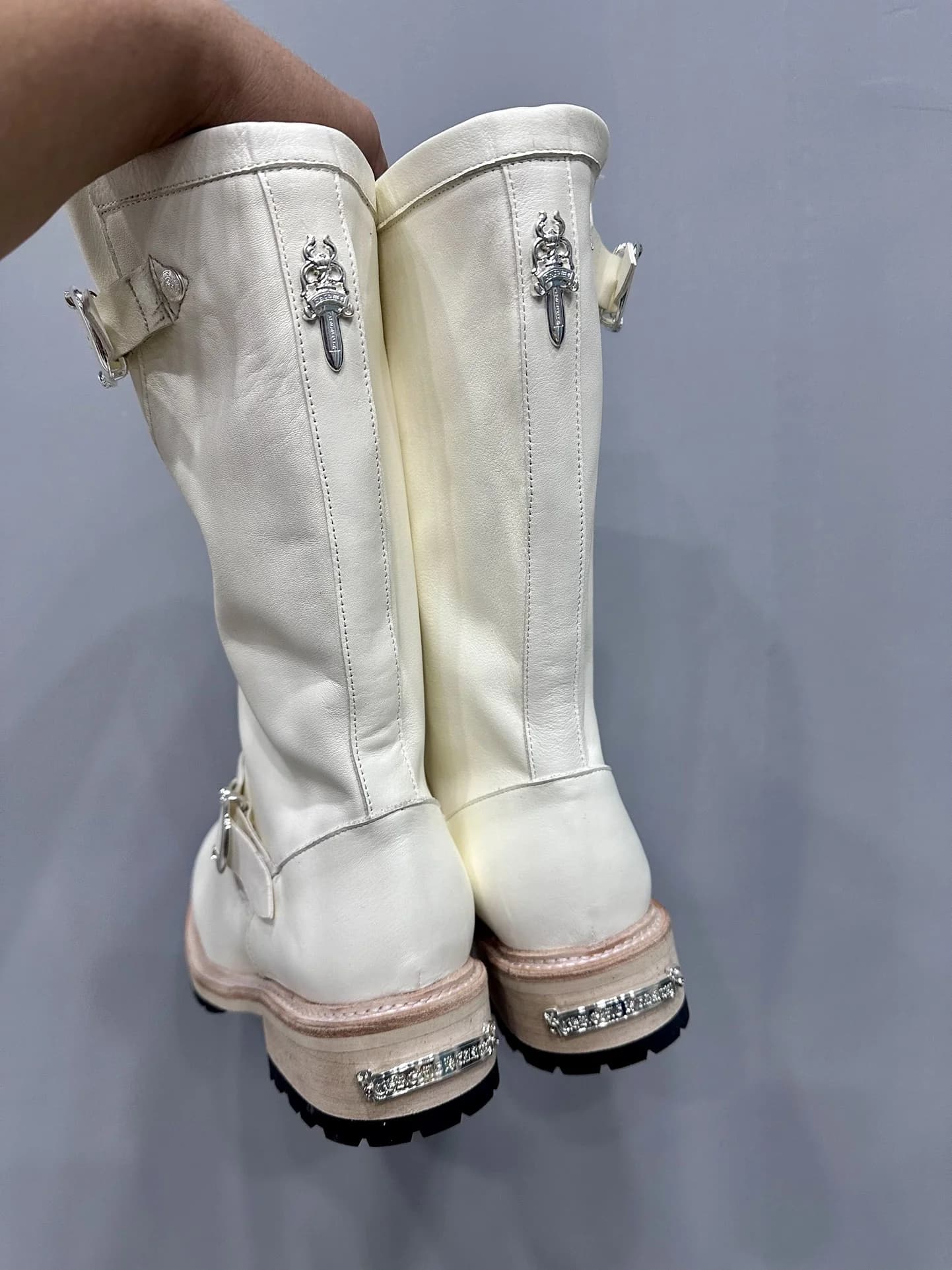 Белые кожаные сапоги Chrome Hearts x Wesco вид сзади с серебряными деталями