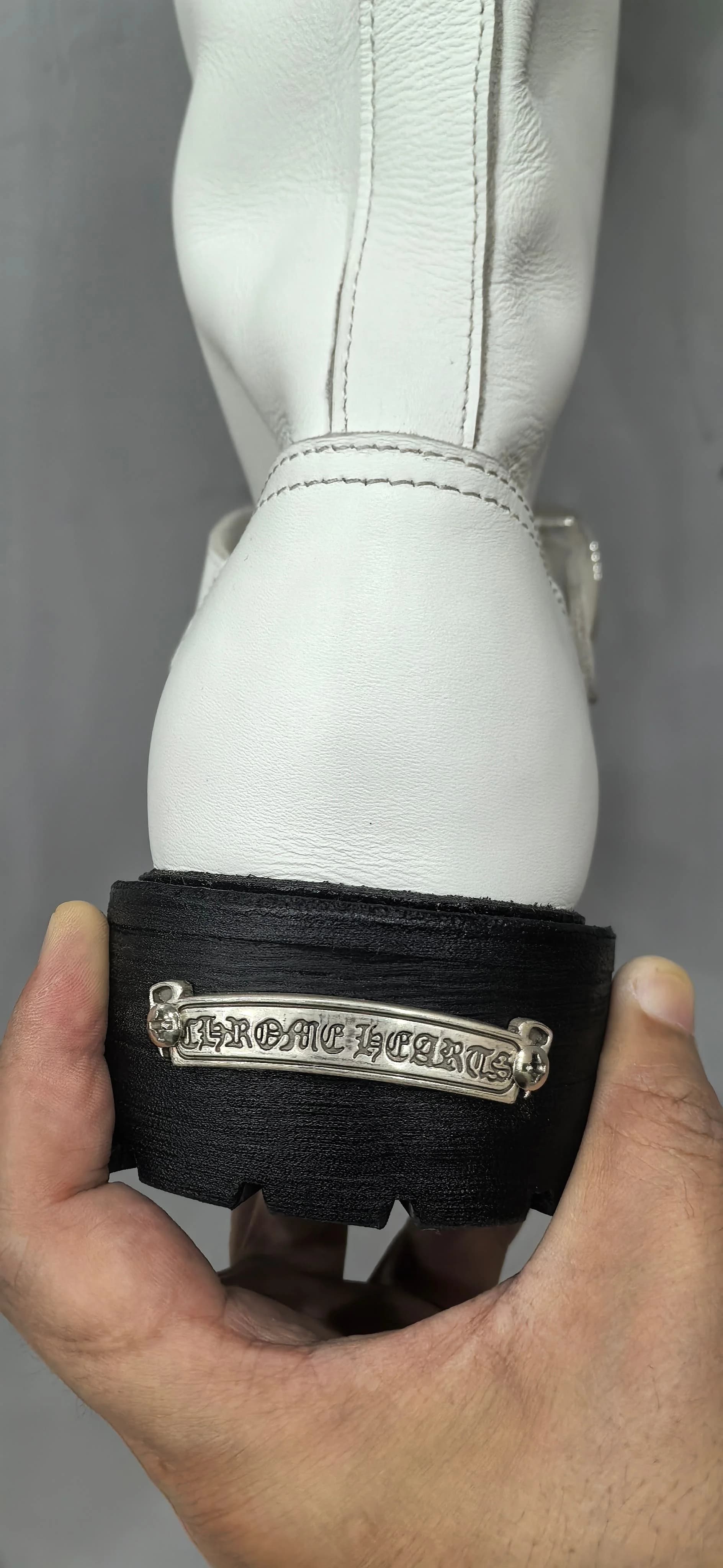Серебряный логотип Chrome Hearts на черном каблуке сапог