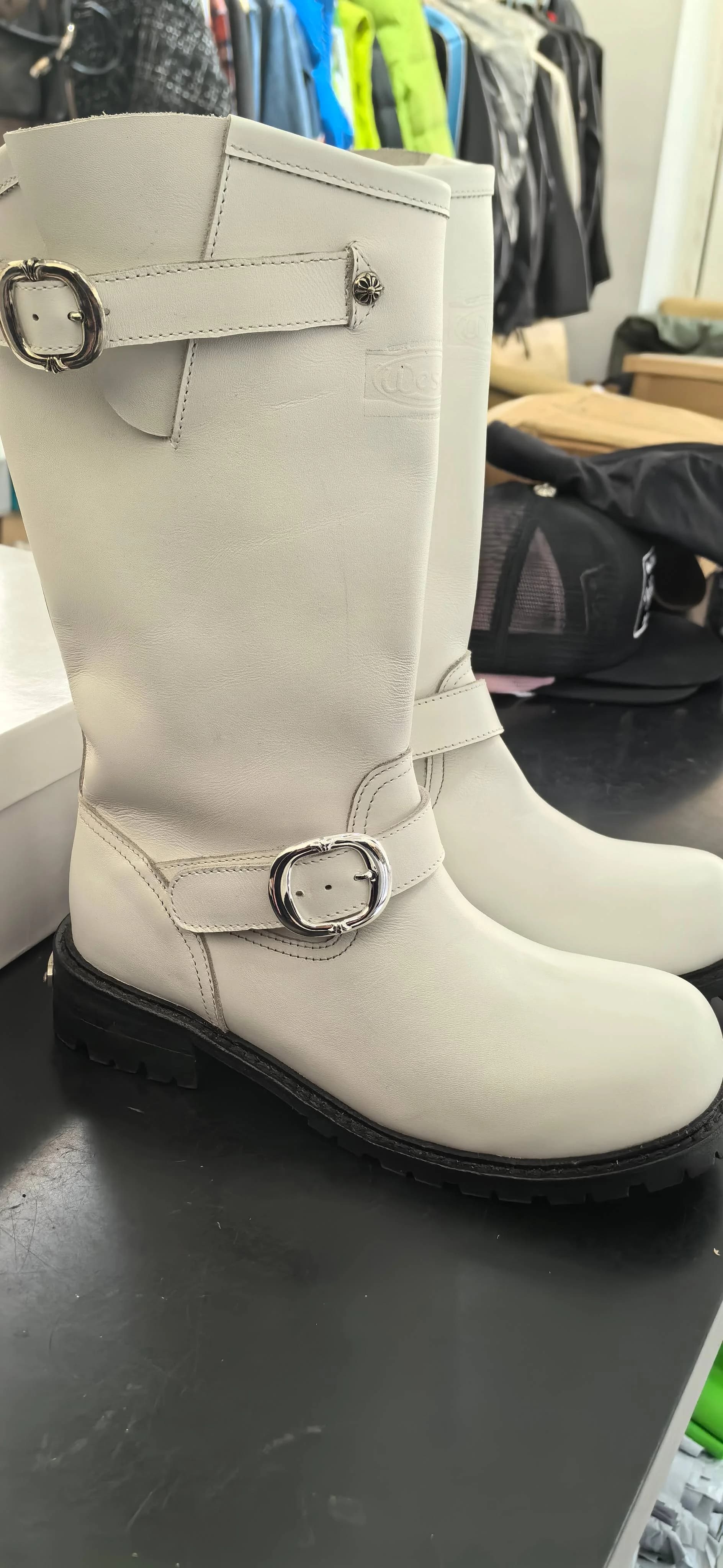 Белые сапоги Chrome Hearts x Wesco на черной подошве сбоку