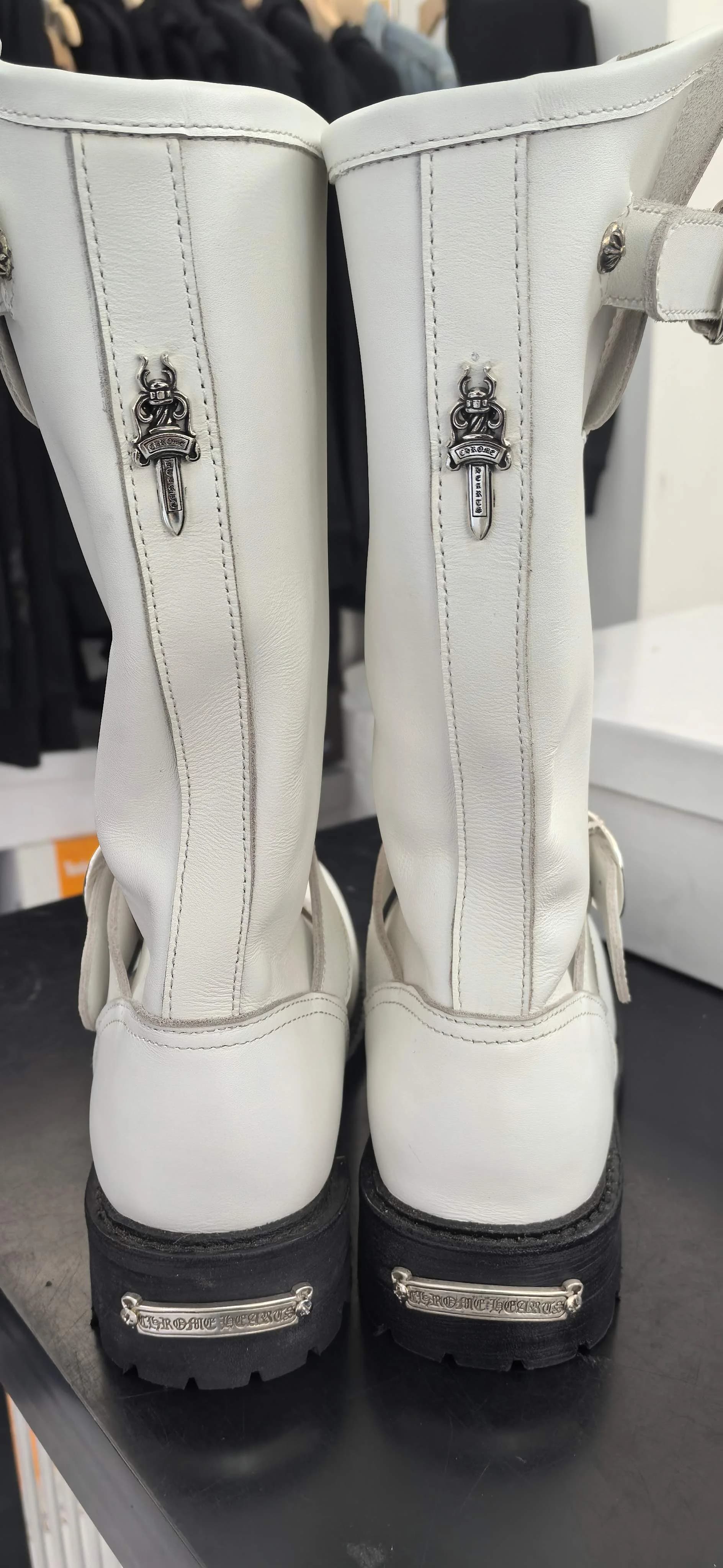 Пара белых сапог Chrome Hearts x Wesco сзади