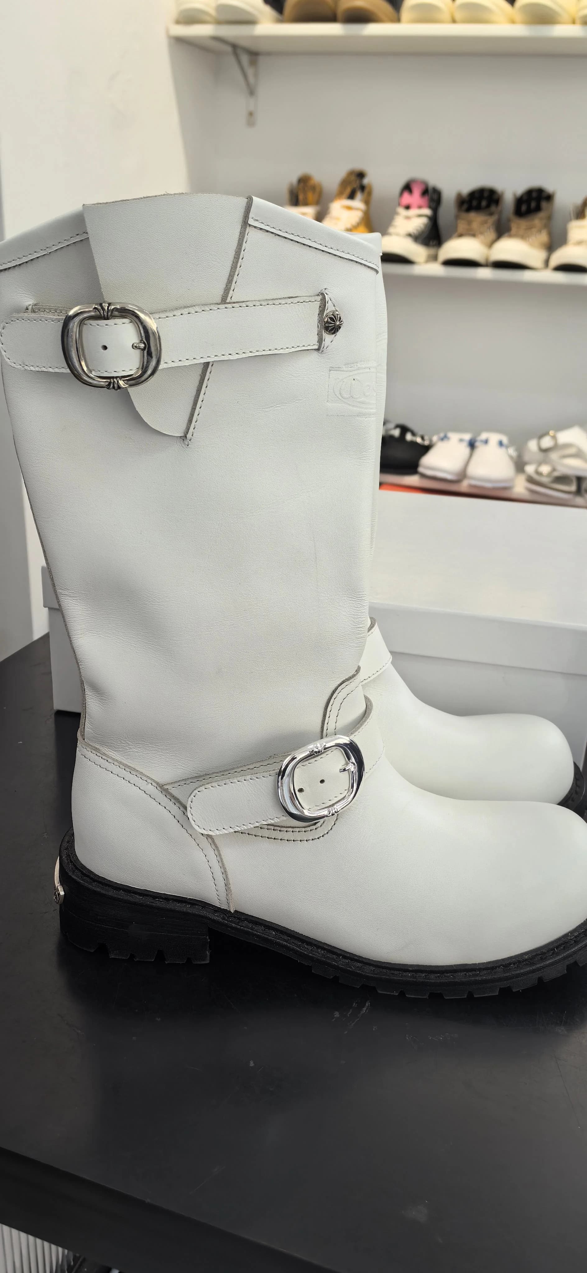 Белые сапоги Chrome Hearts x Wesco на черной подошве вид сбоку