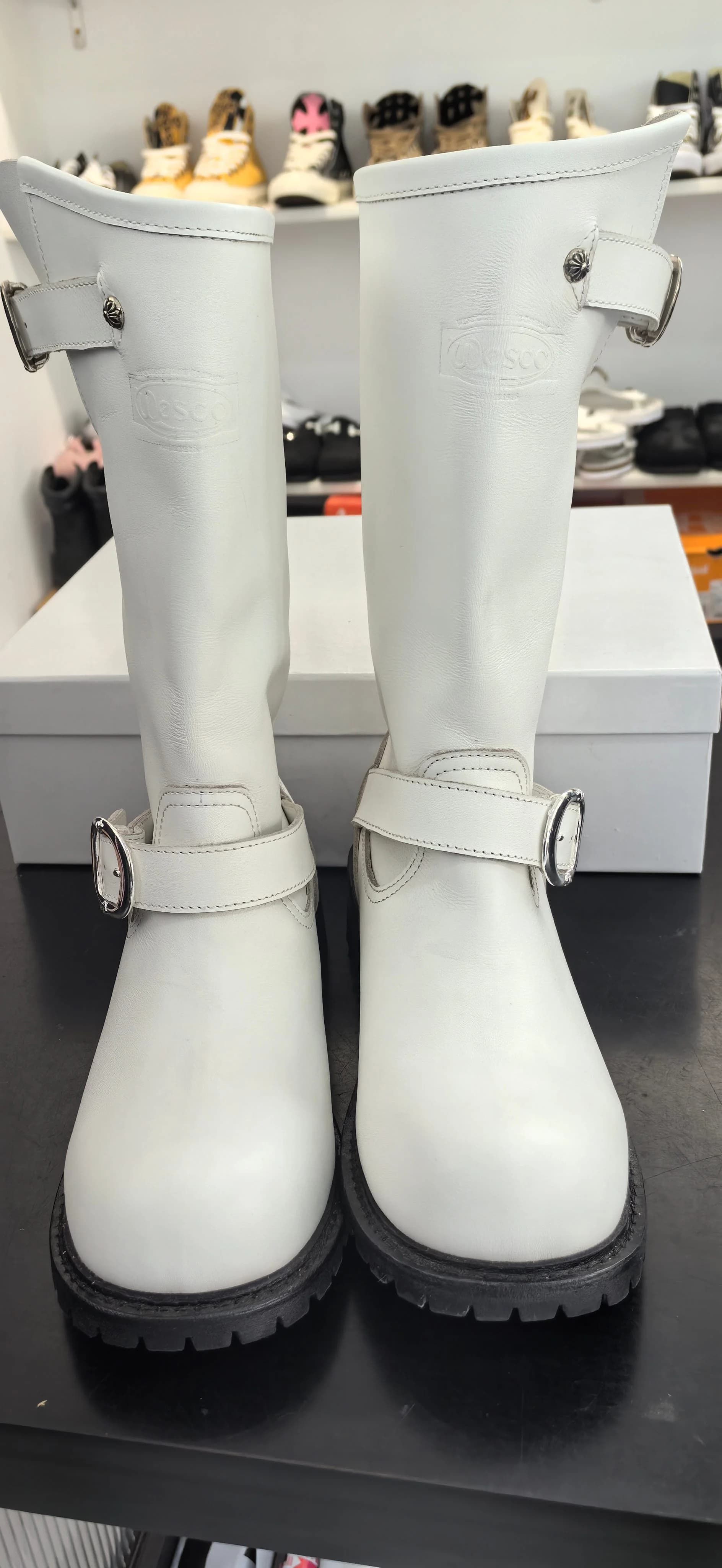 Пара белых сапог Chrome Hearts x Wesco вид спереди