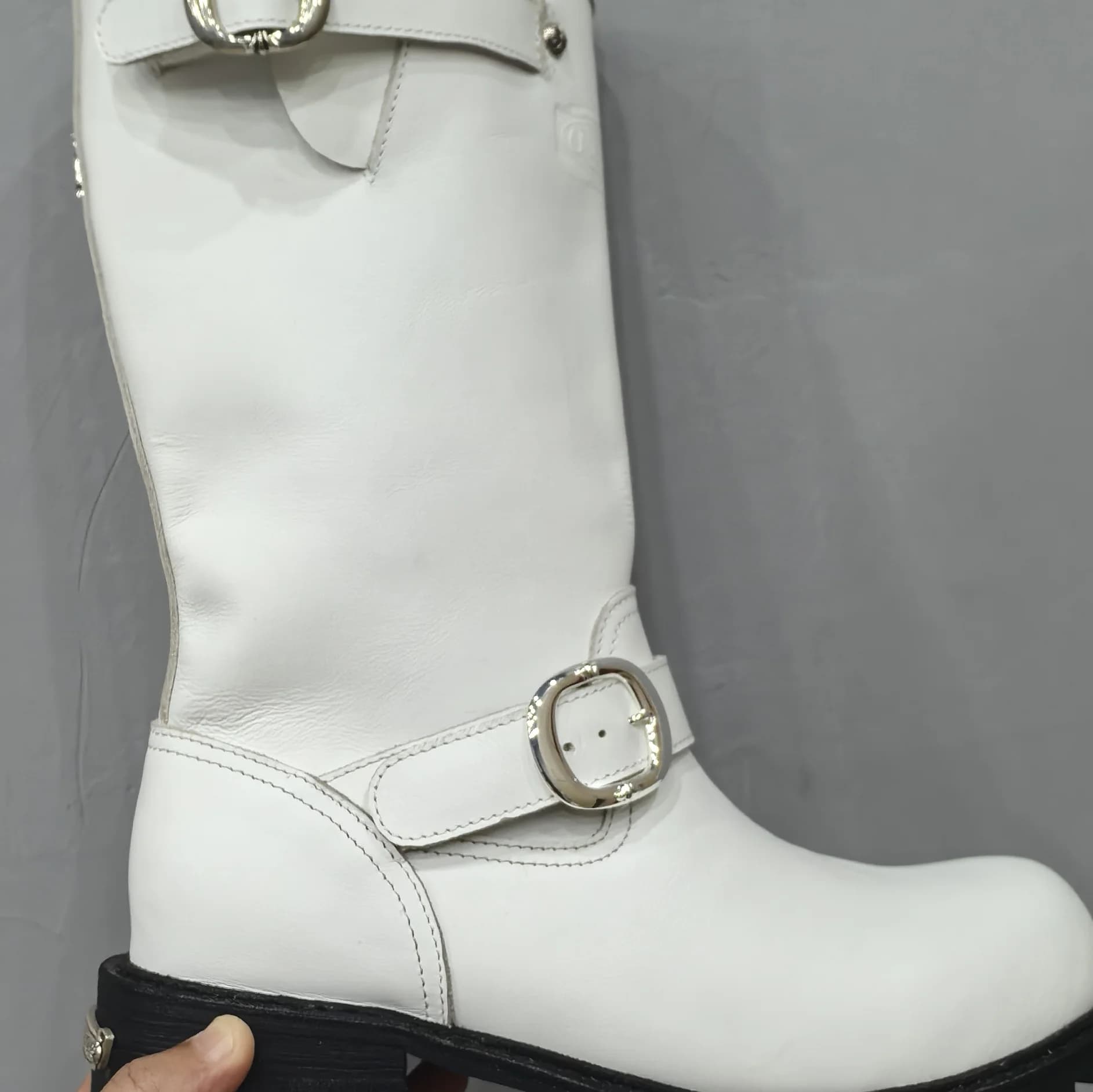Нижняя часть голенища белых сапог Chrome Hearts x Wesco