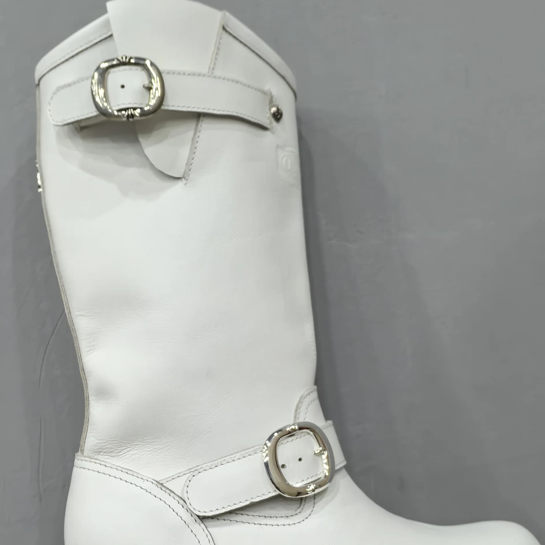 Верхняя часть голенища белого сапога Chrome Hearts x Wesco
