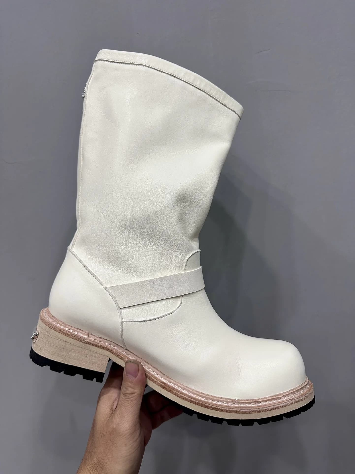 Белые кожаные сапоги Chrome Hearts x Wesco на светлой подошве
