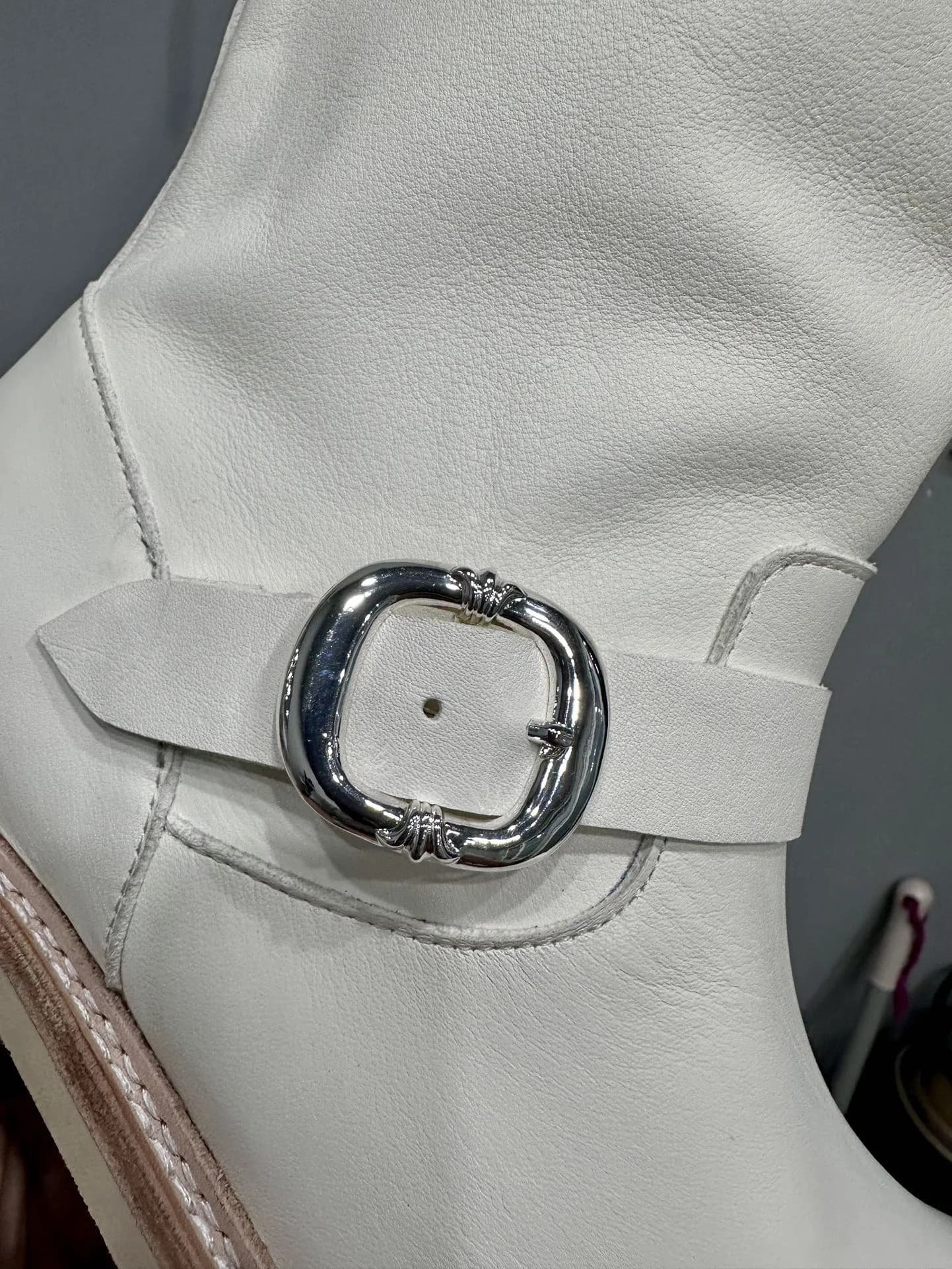 Серебряная пряжка на ремешке сапог Chrome Hearts x Wesco