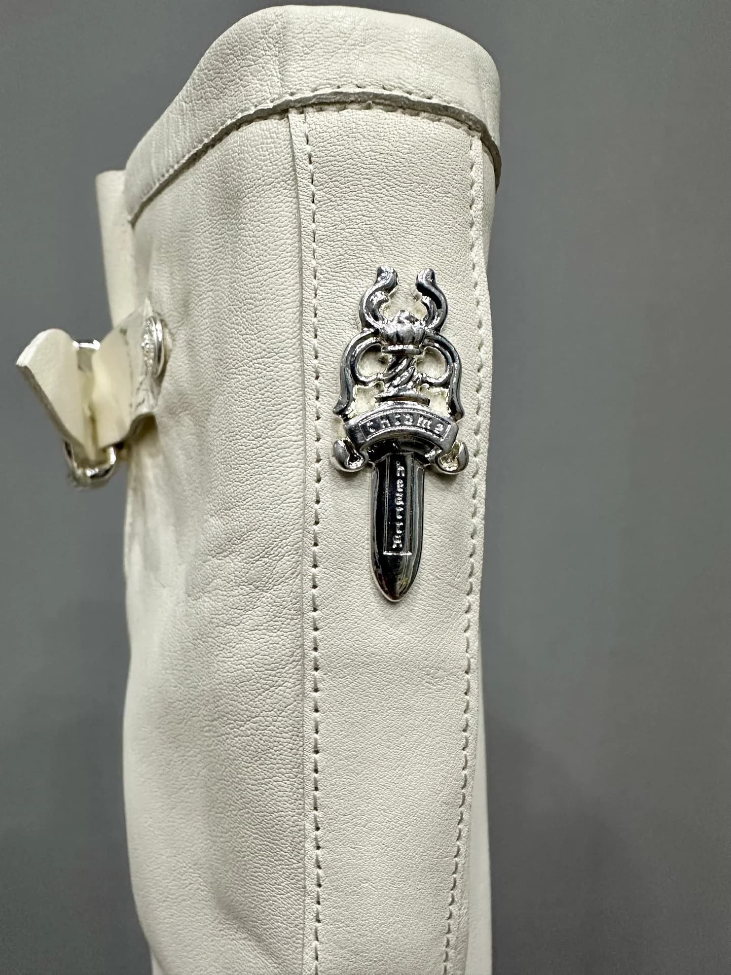 Серебряная подвеска-кинжал Chrome Hearts на молнии сапог