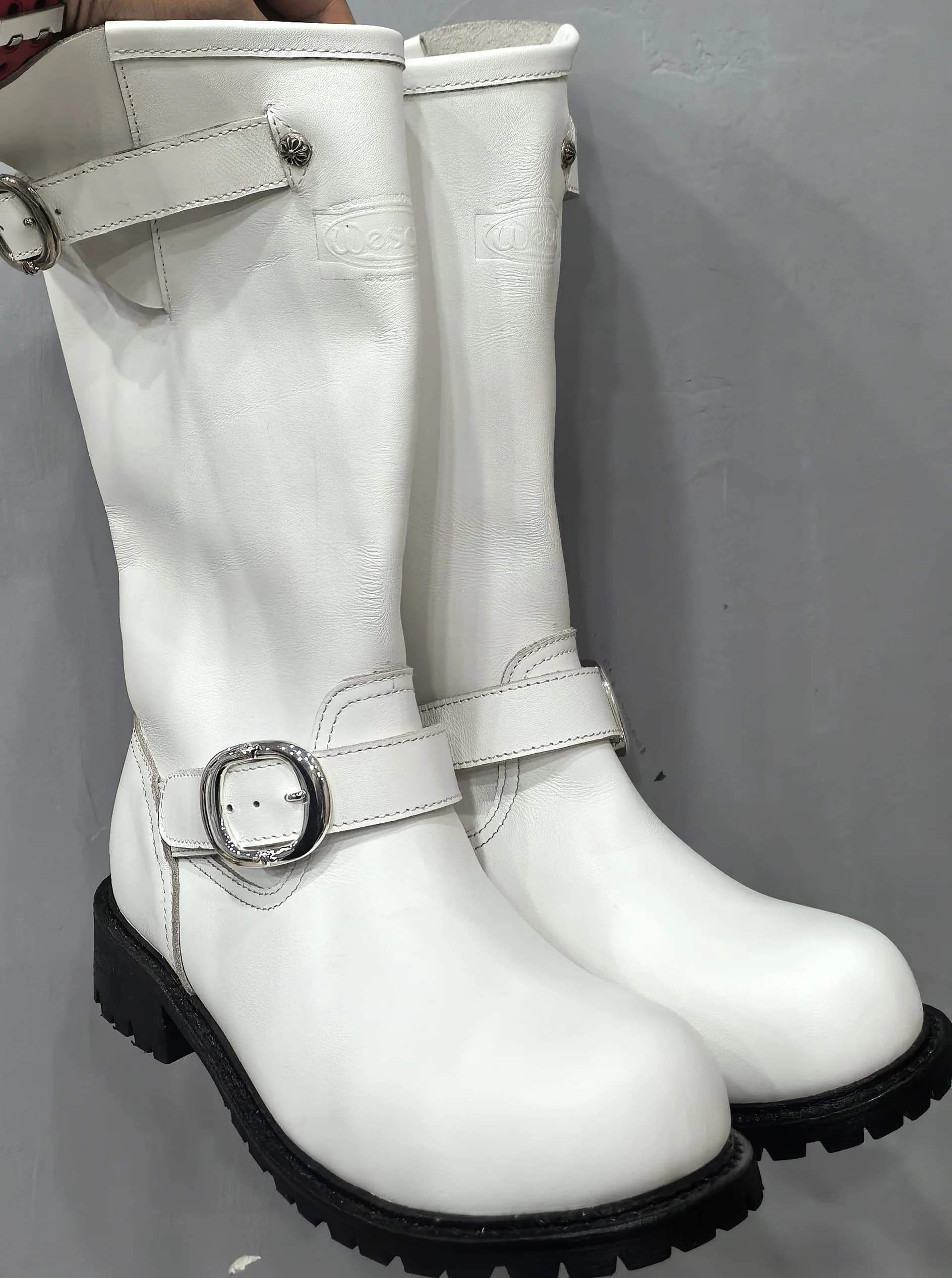 Пара белых сапог Chrome Hearts x Wesco на черной подошве
