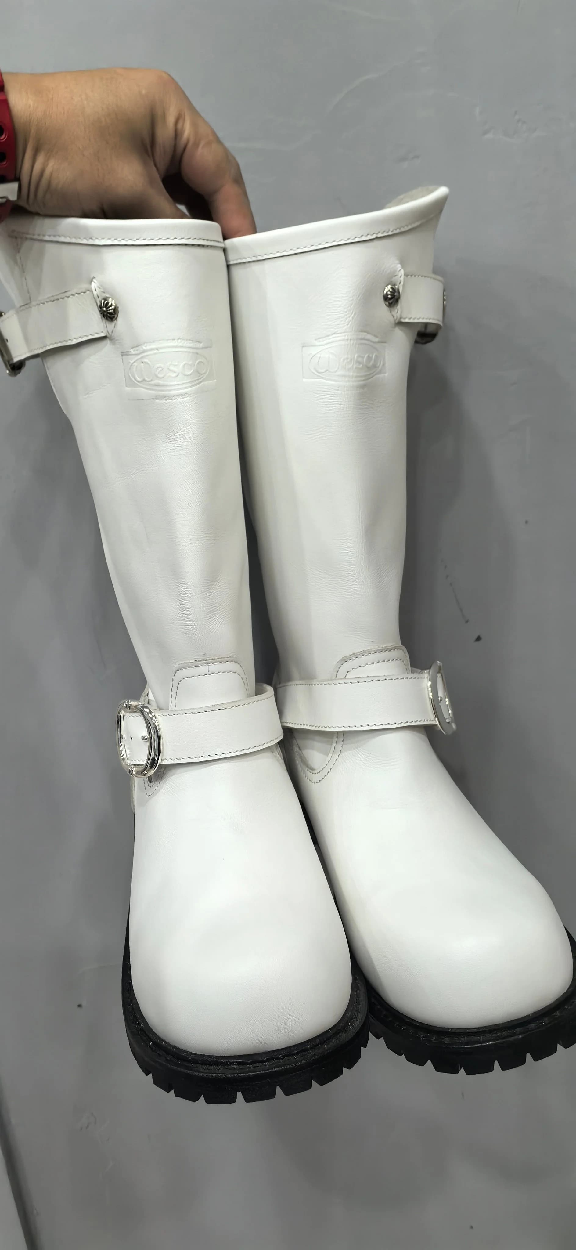 Белые сапоги Chrome Hearts x Wesco вид спереди