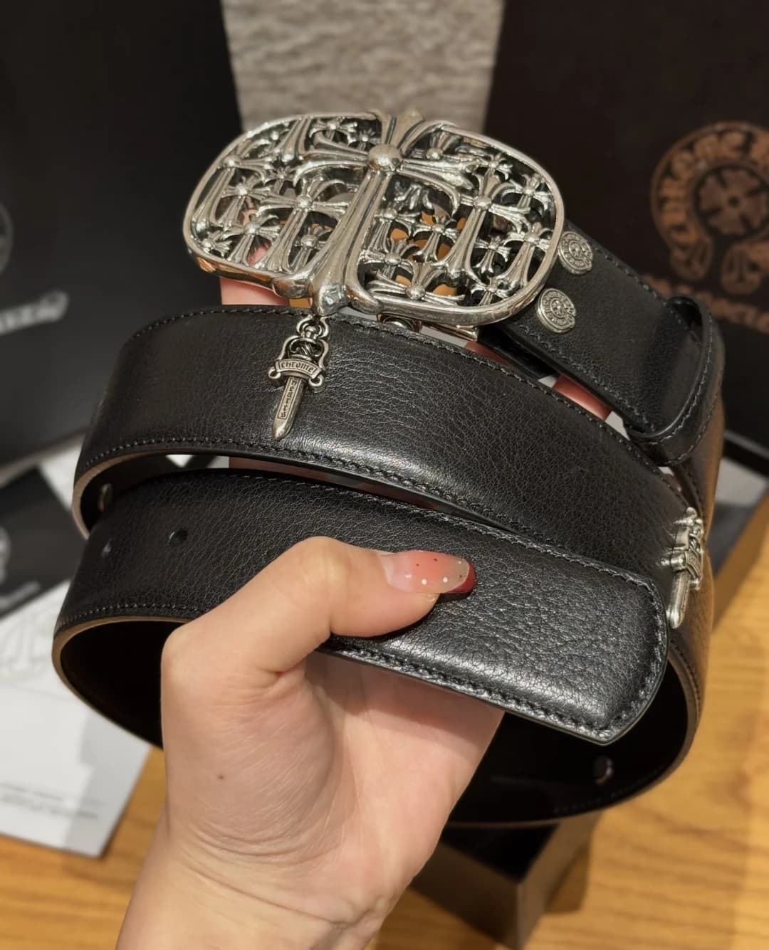 Свернутый кожаный ремень Chrome Hearts с ажурной серебристой пряжкой и подвеской-кинжалом