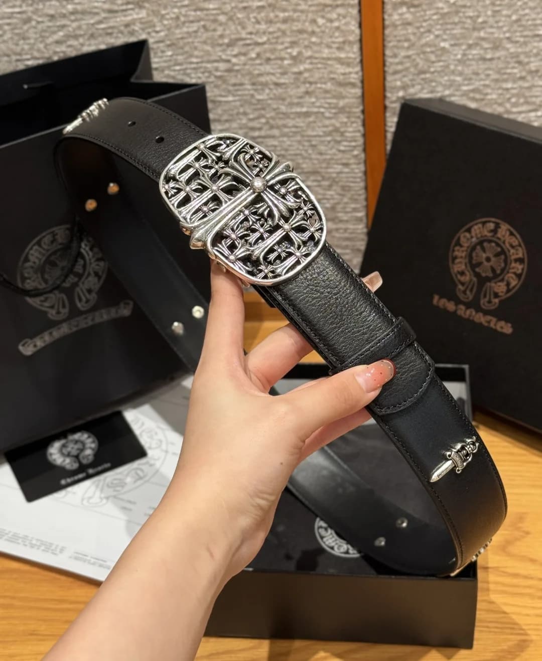 Ремень Chrome Hearts из зернистой черной кожи в руках