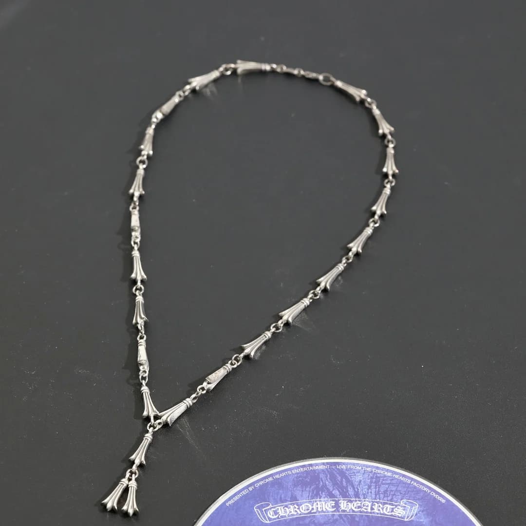 Серебряное колье Chrome Hearts с подвесными элементами