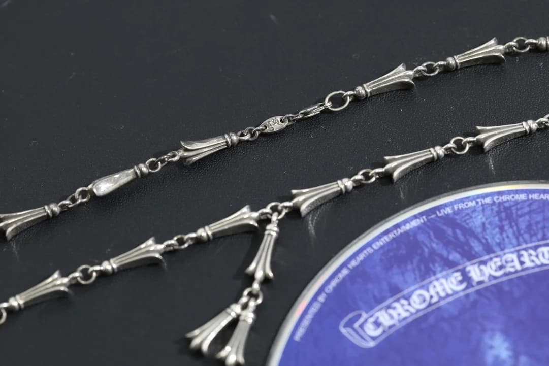 Застежка-карабин и звенья серебряного колье Chrome Hearts