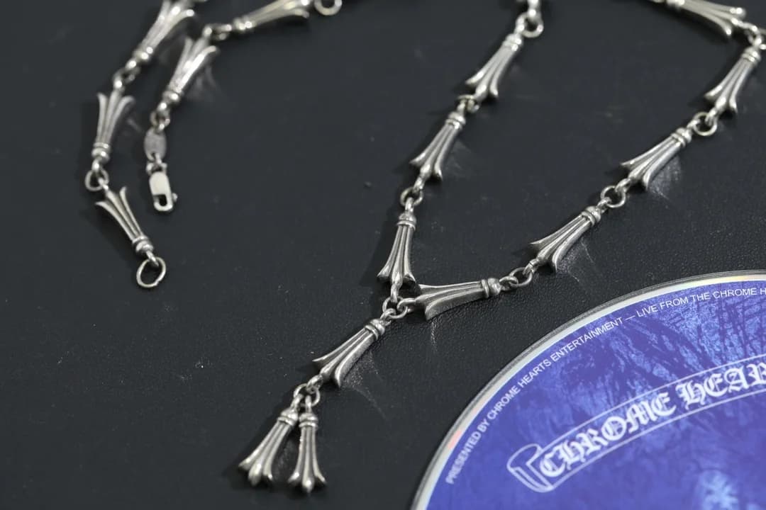 Серебряное колье Chrome Hearts с застежкой и подвесками на темном фоне