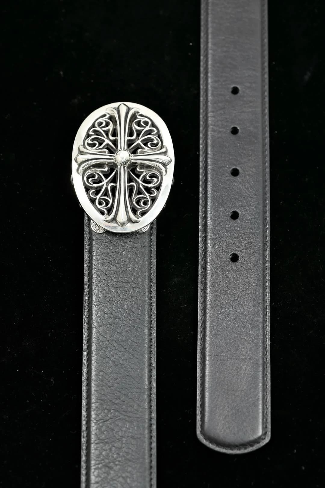 Чёрный кожаный ремень Chrome Hearts с пряжкой и отверстиями для регулировки длины