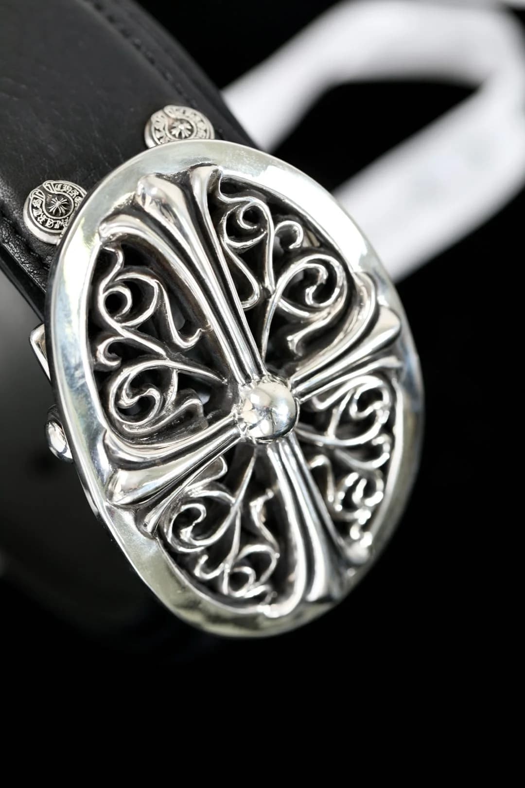 Крупный план серебряной овальной пряжки Classic Oval Cross с готическим крестом