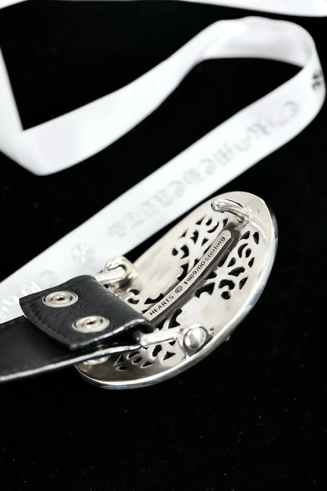 Обратная сторона пряжки ремня Chrome Hearts с гравировкой и креплением