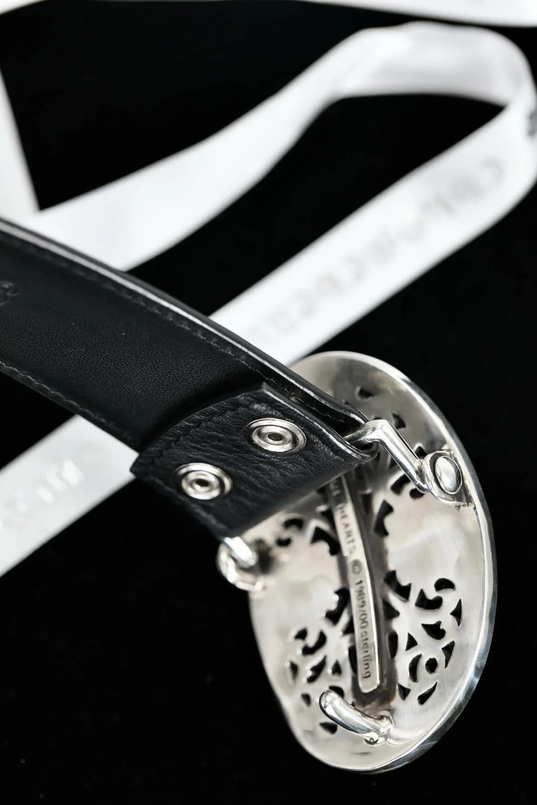 Вид на крепление кожаного полотна к серебряной пряжке ремня Chrome Hearts