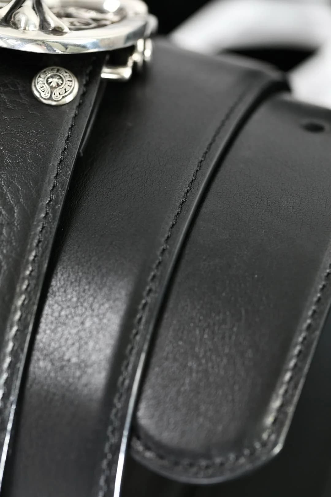 Свёрнутый кожаный ремень Chrome Hearts с серебряной заклёпкой