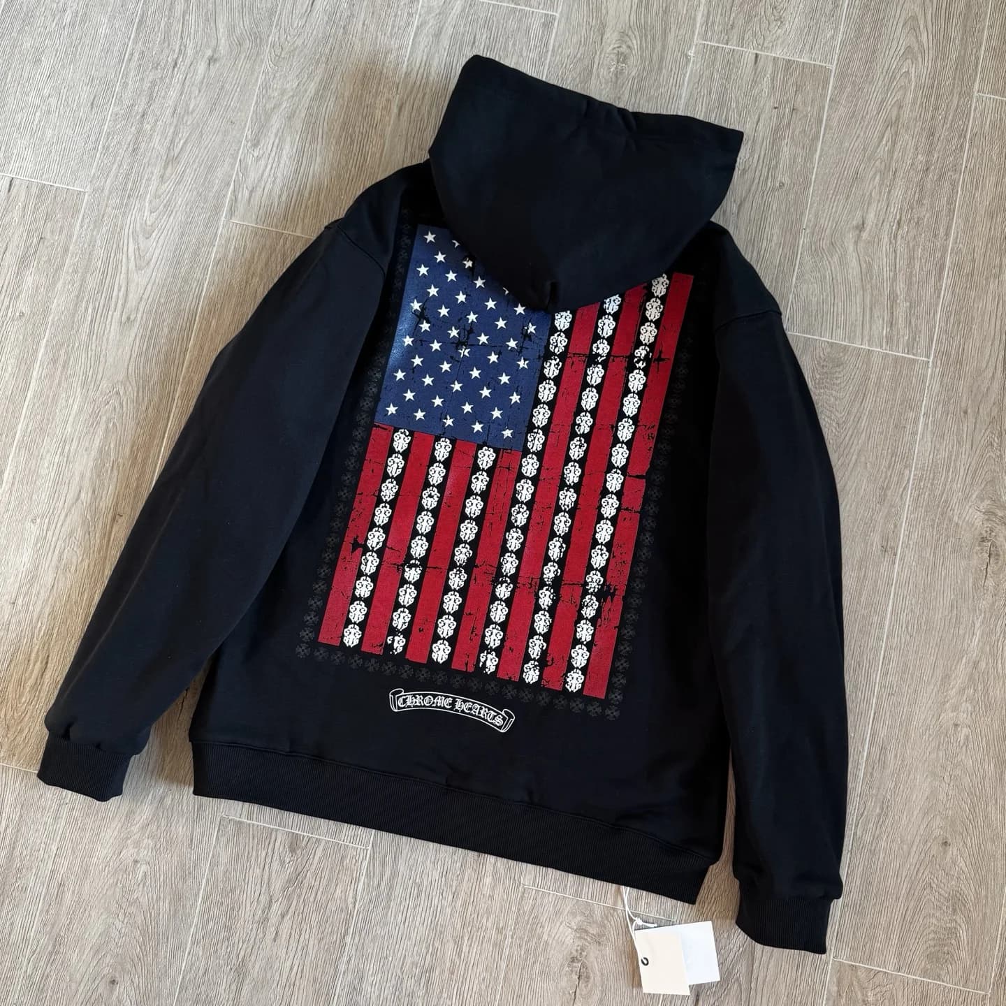 Черное зип-худи Chrome Hearts с принтом флага на спине, вид сзади под углом