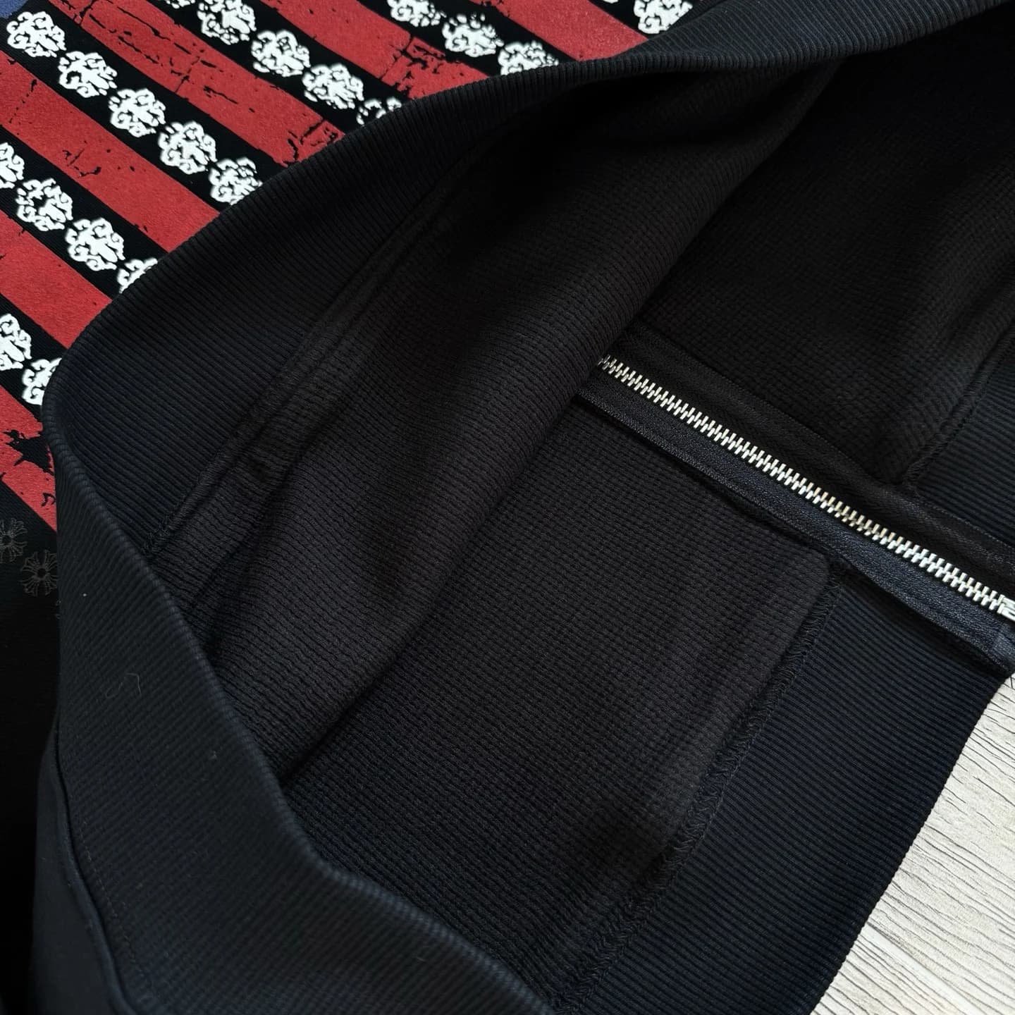 Внутренняя вафельная подкладка черного худи Chrome Hearts