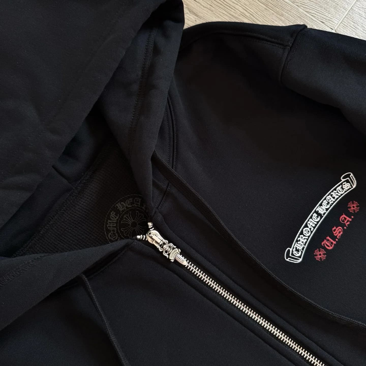 Металлическая молния и принт Chrome Hearts U.S.A. на груди