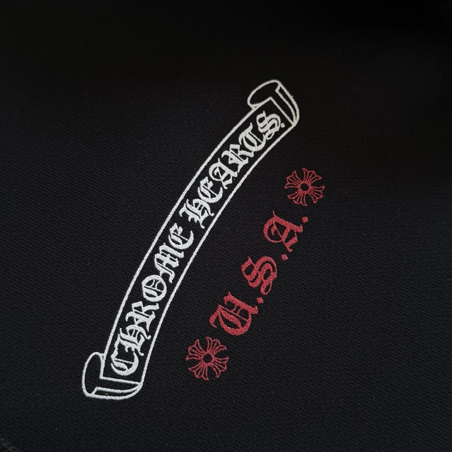 Крупный план принта Chrome Hearts U.S.A. на груди