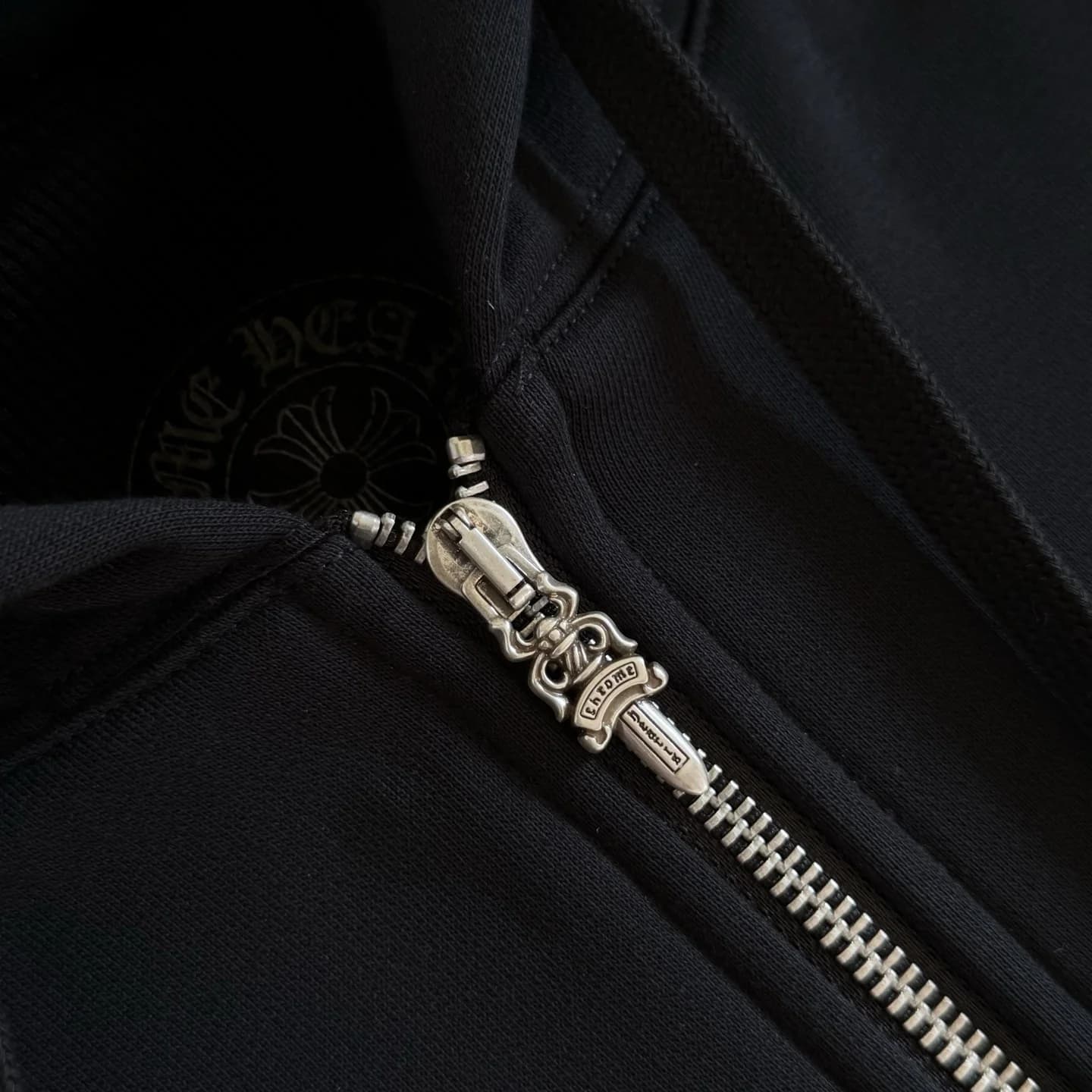 Серебряный пуллер в виде кинжала на молнии худи Chrome Hearts