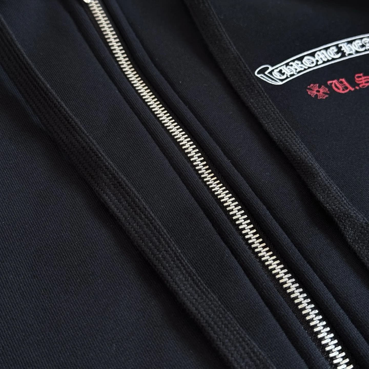 Крупный план плоского шнурка в капюшоне худи Chrome Hearts