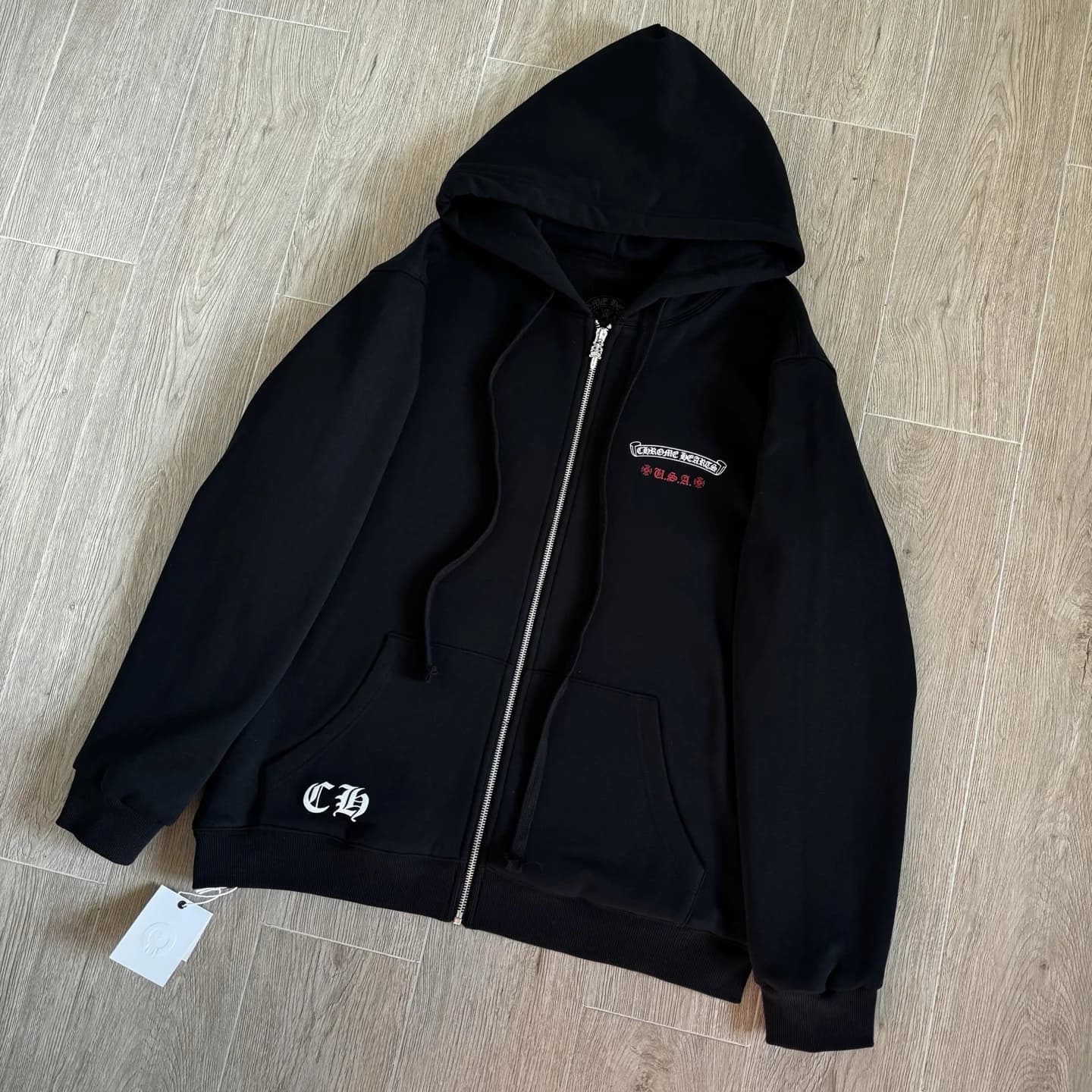 Черное зип-худи Chrome Hearts на молнии, вид спереди под углом